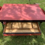 Table en formica avec 2 chaises et 2 tabourets