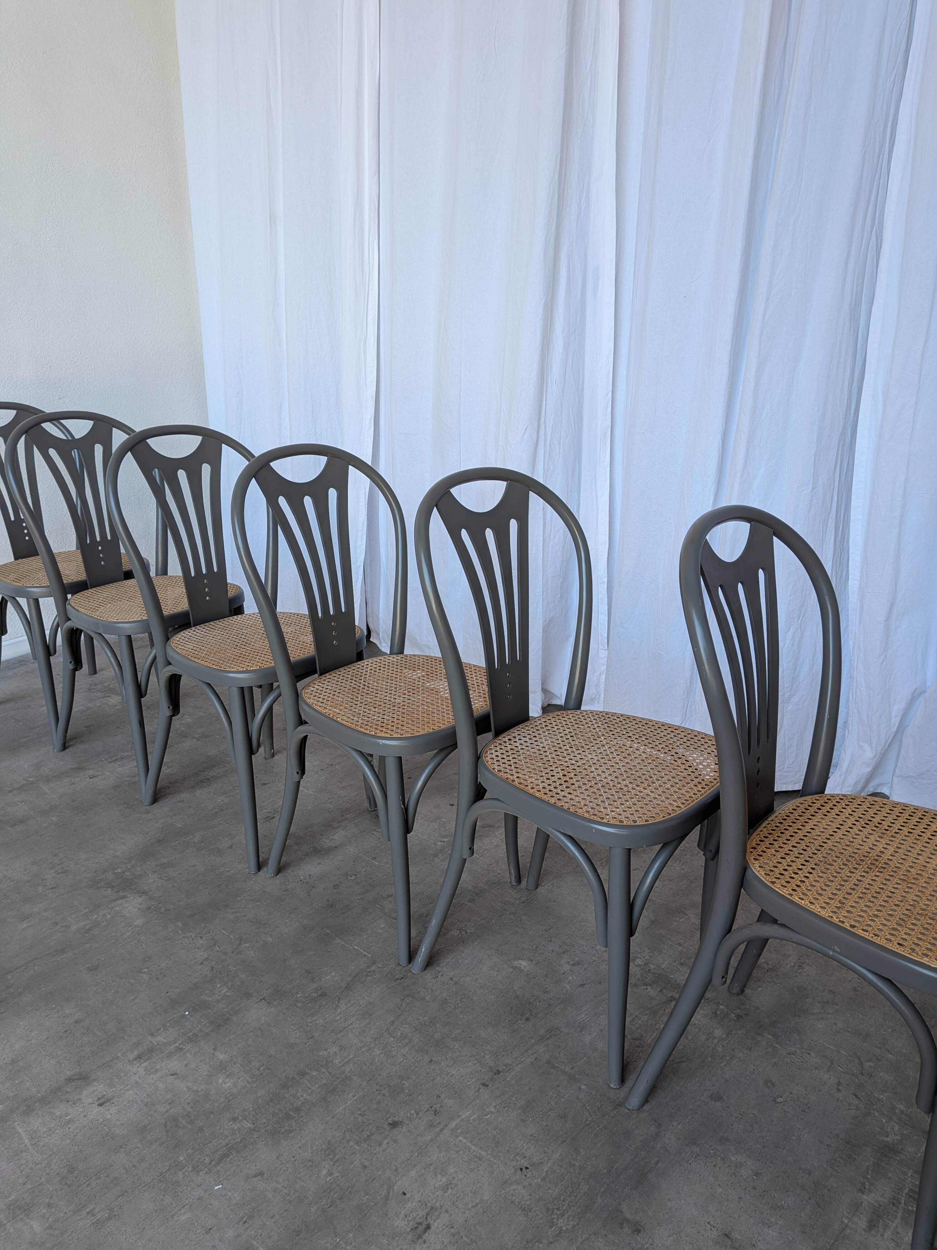 Ensemble de 6 chaises de salle à manger vintage grises en bois cintré : style Thonet, assise en cannage.