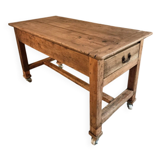 Table de travail française antique du XIXe siècle / îlot de cuisine – merisier, chêne et noyer – sur roulettes