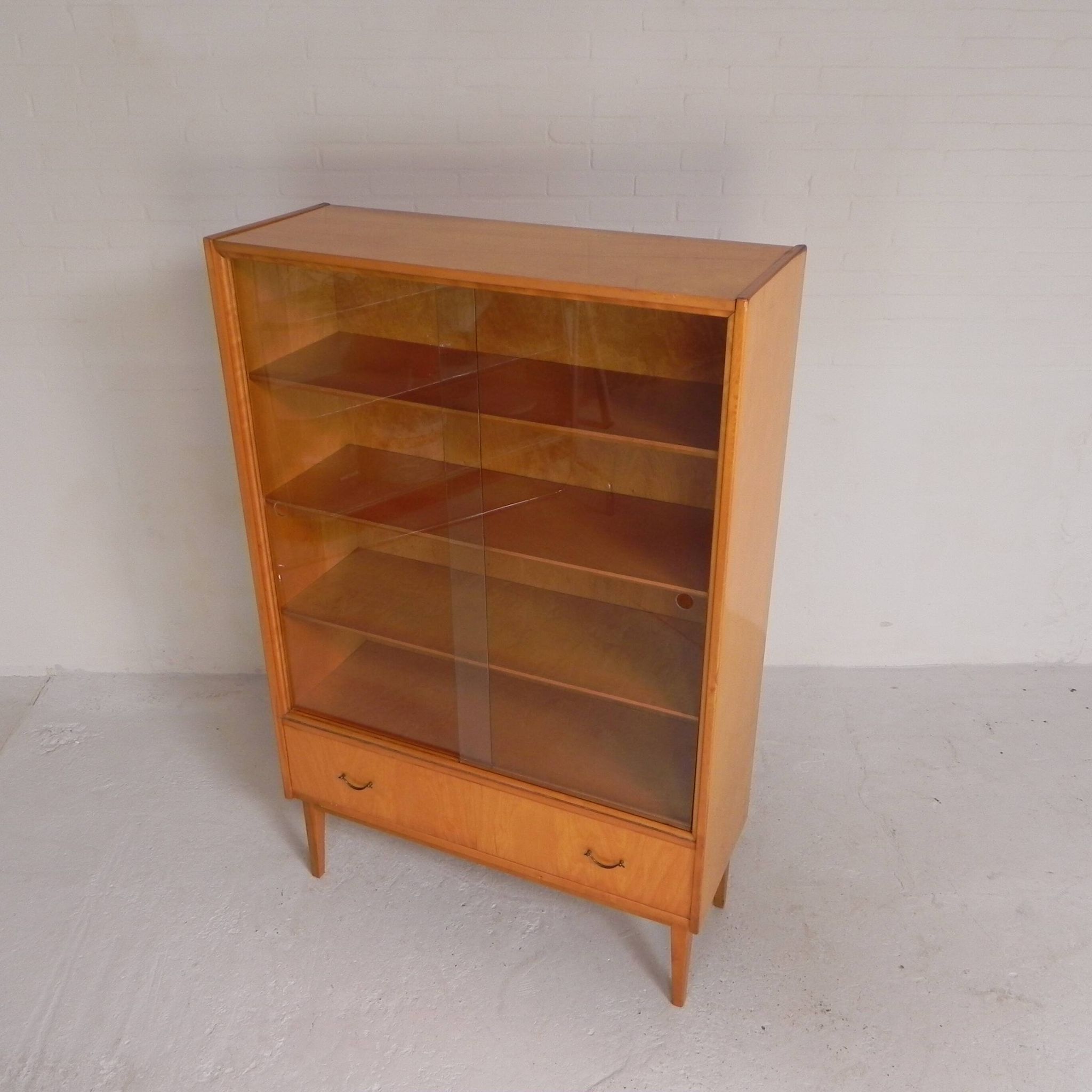 Vintage display cabinet with 2 sliding glass doors and 1 drawer, 1950s.
