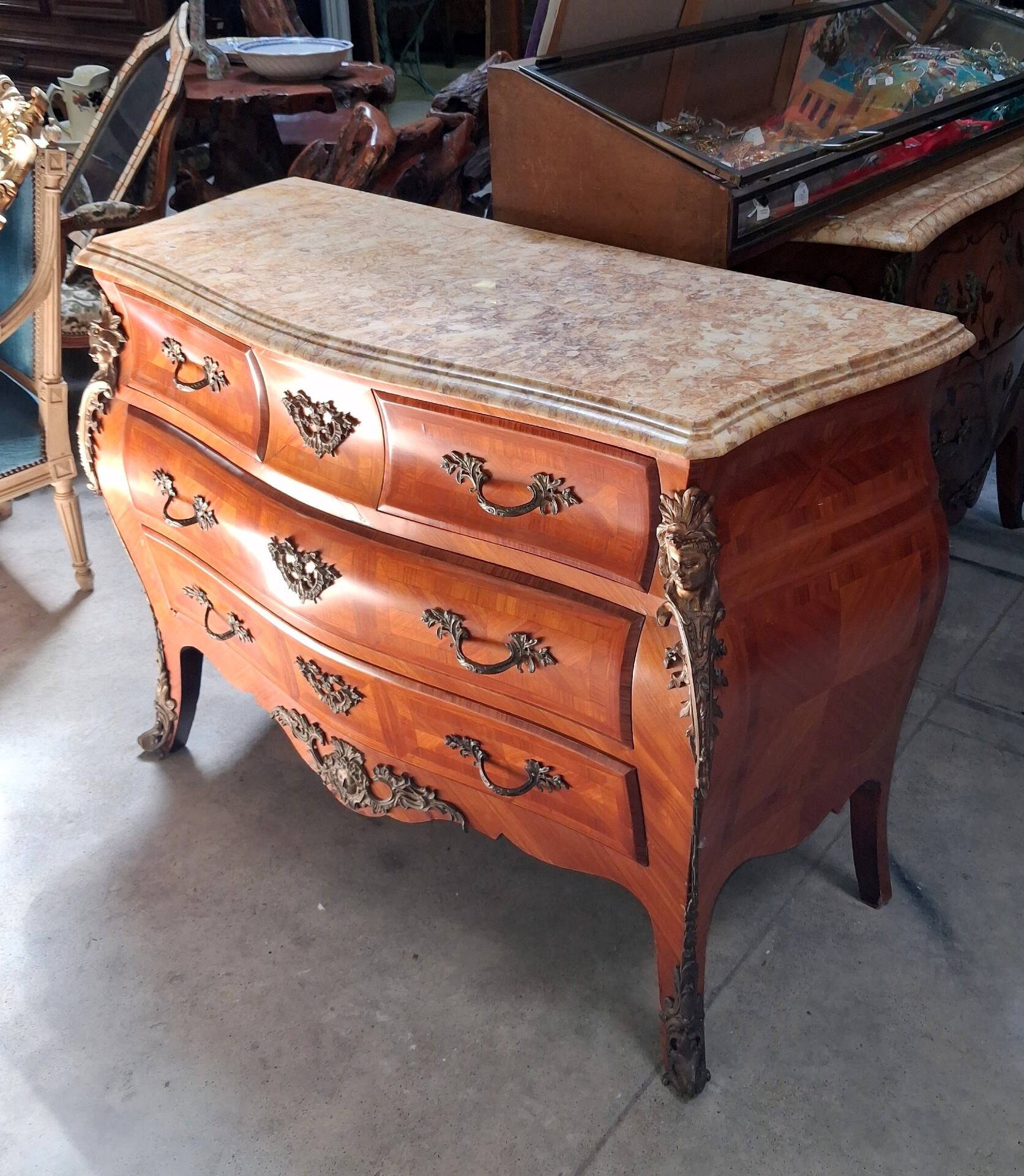 Commode Galbée De Style Louis XV En Marqueterie, Plateau De Marbre