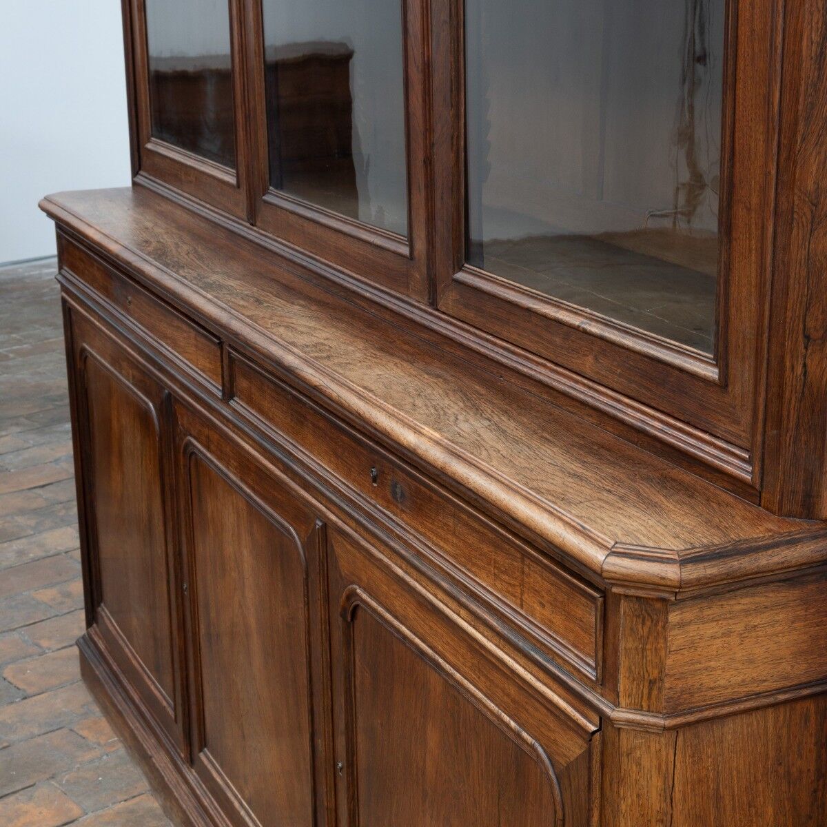 Large glass-fronted library in rosewood from the 19th century.