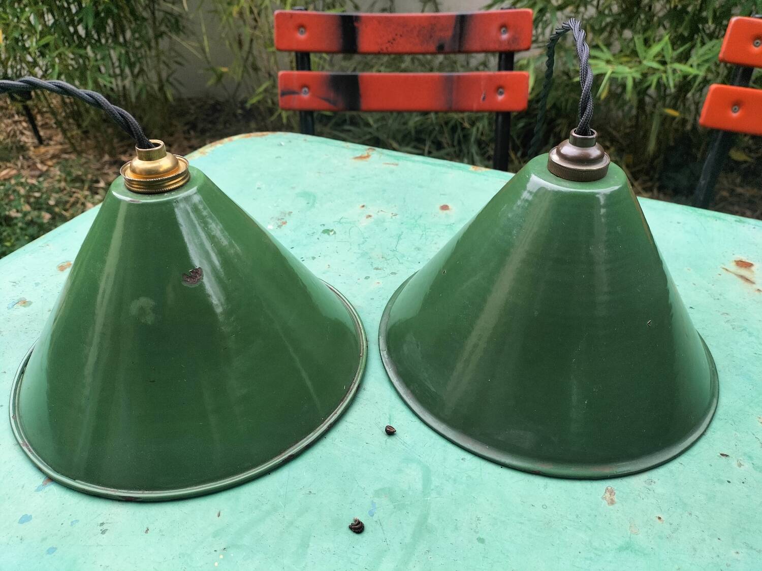 2 suspensions with enamelled sheet metal cones