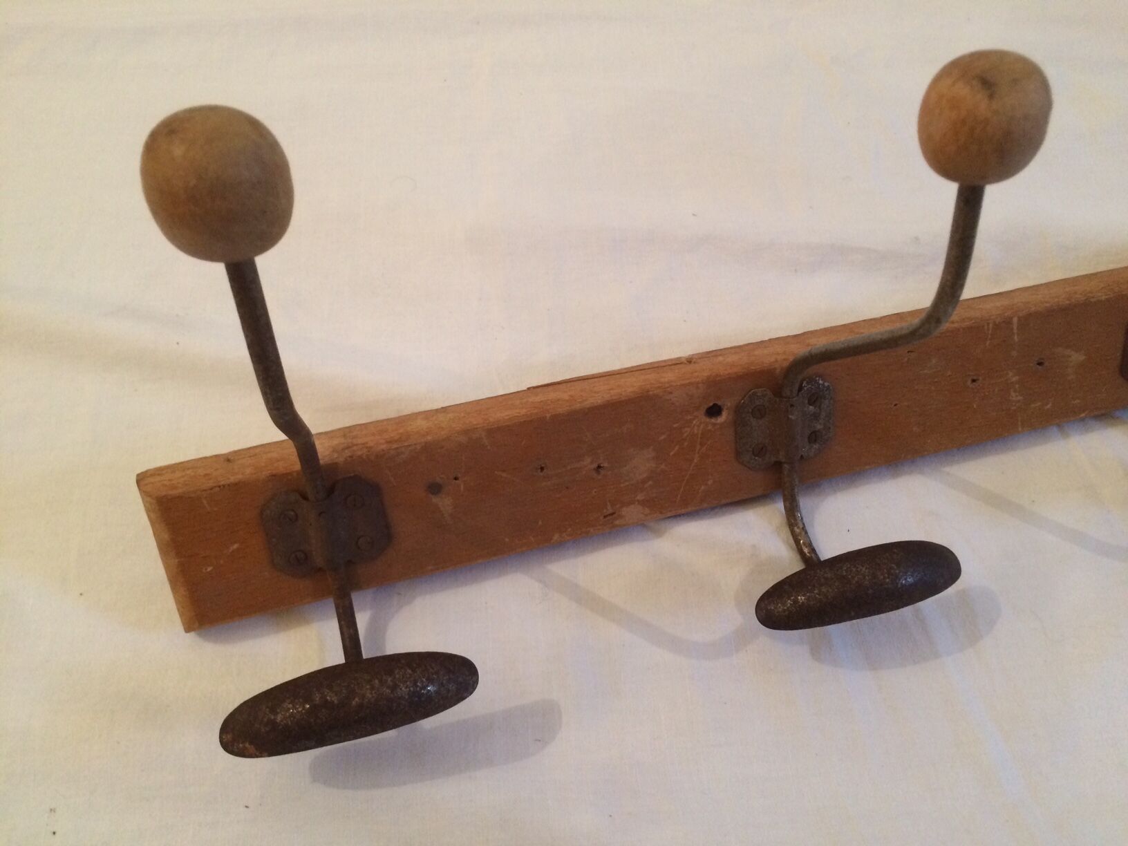 4 hooks, metal and logs of wood