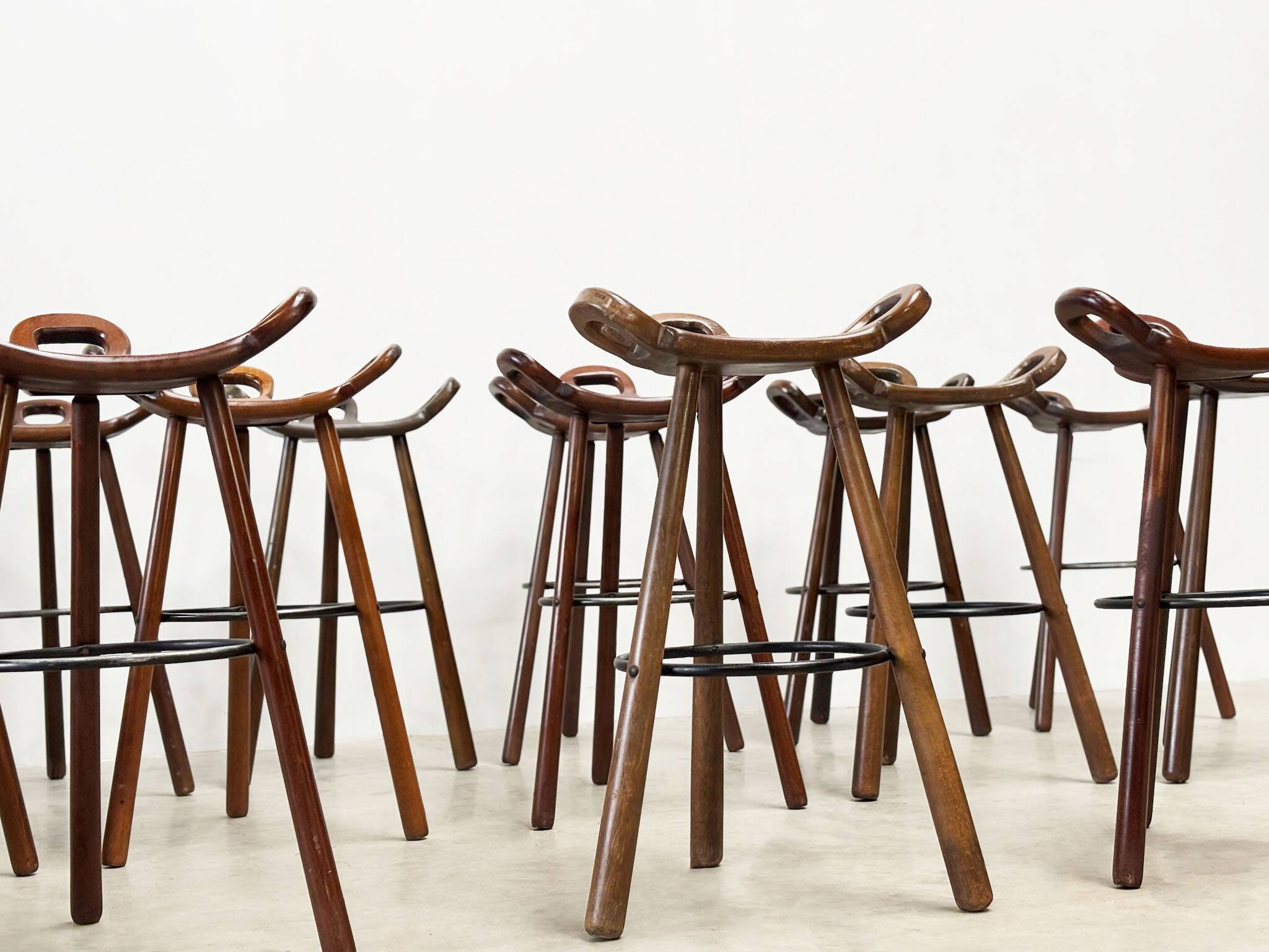 Grand ensemble de tabourets de bar espagnols, vendus à l'unité
