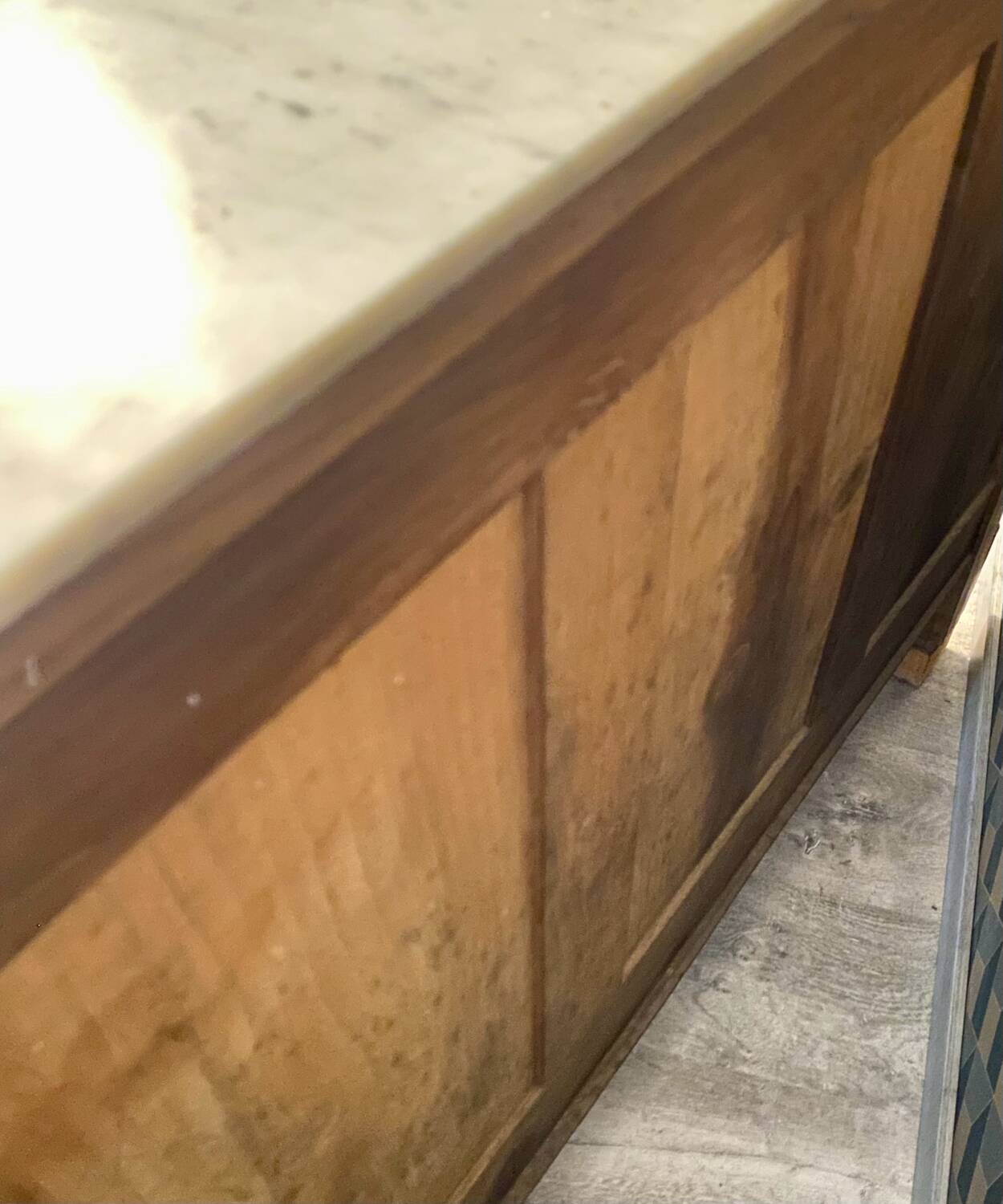 Louis Philippe antique chest of drawers with 4 drawers and a white marble top.