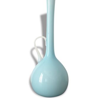 Carafe en opaline bleu ciel