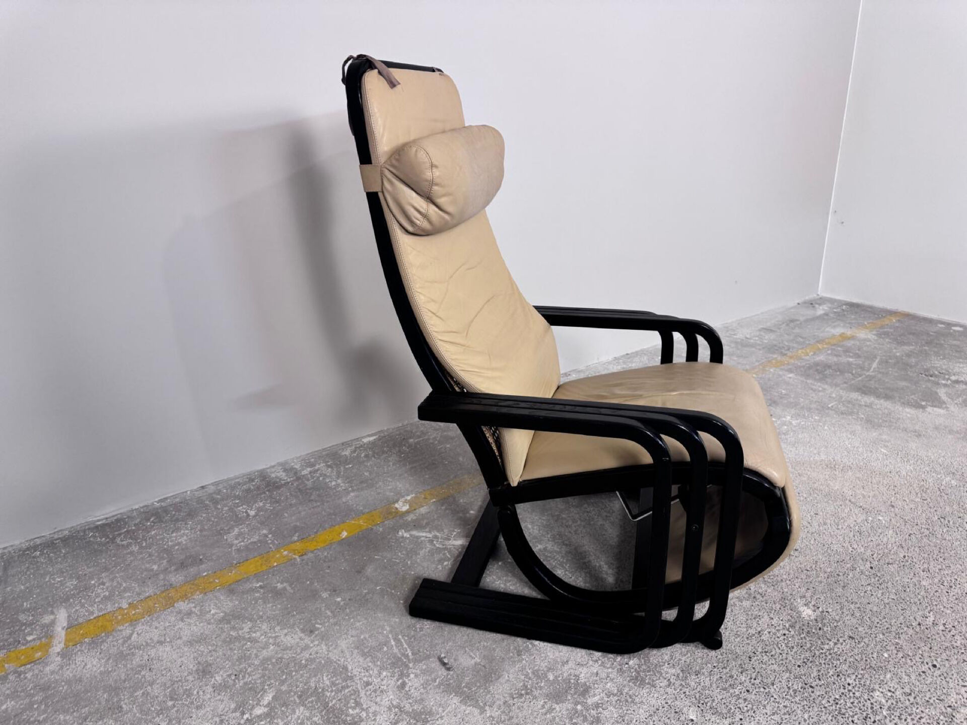 Rocking-chair viennois en bois courbé, cuir et cannage