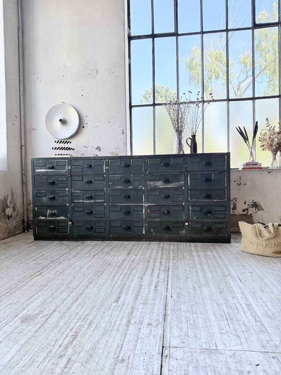 Patinated blue workshop furniture with XL drawers in oak and beech.