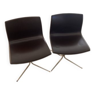 Lot de 2 chaises en cuir sur piètement acier chromé