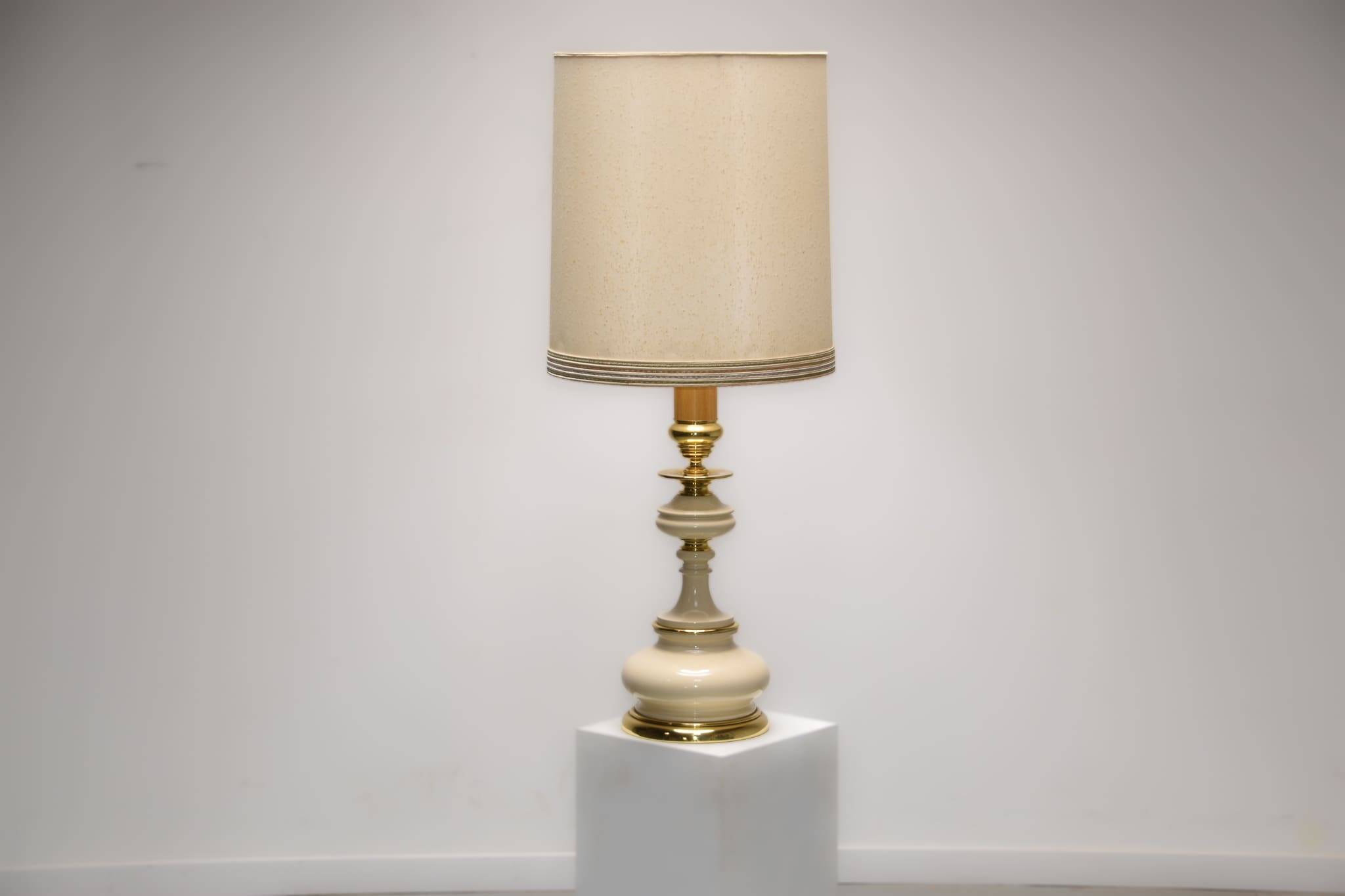 Lampe Cenacchi surdimensionnée beige et or. Vers 1980.