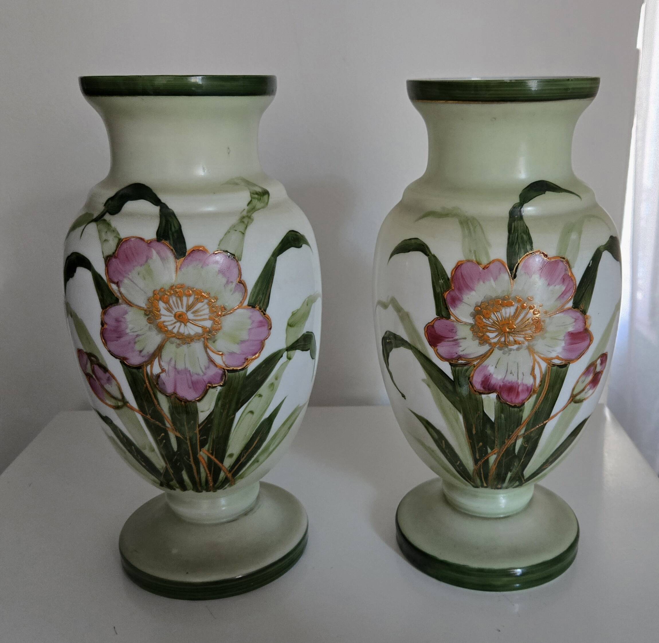 Opaline vase from the Napoléon III period.