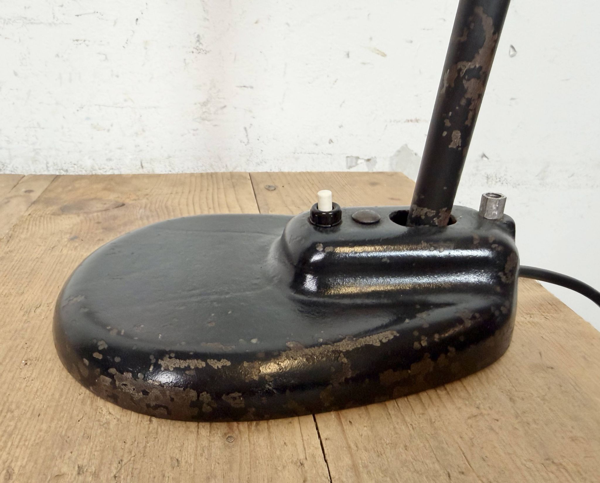 Lampe de table industrielle Bauhaus noire, années 1930