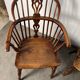 Ensemble de 3 chaises, fauteuils Windsor Low Back en orme, Angleterre, XIXe