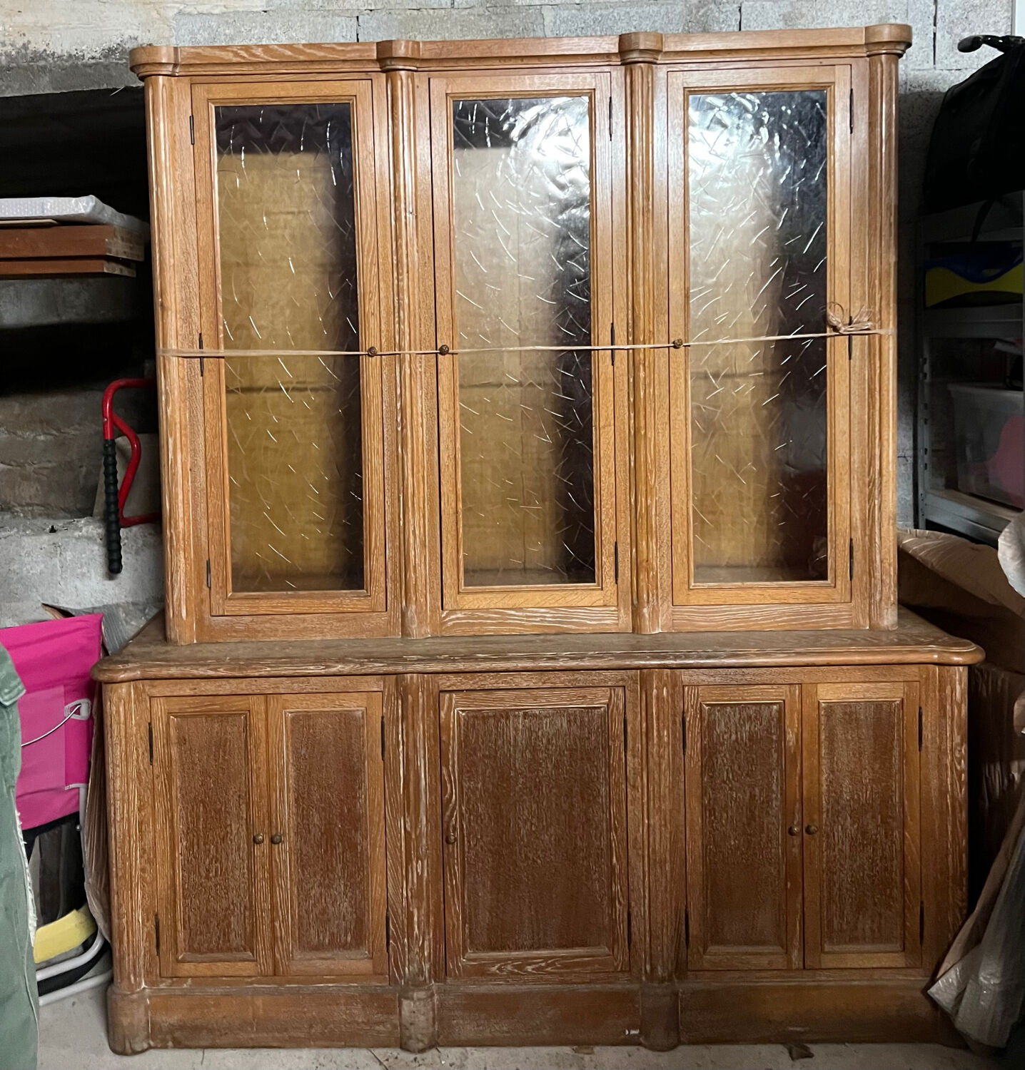 Very 2 waxed bodies, high display cases and low with a door.