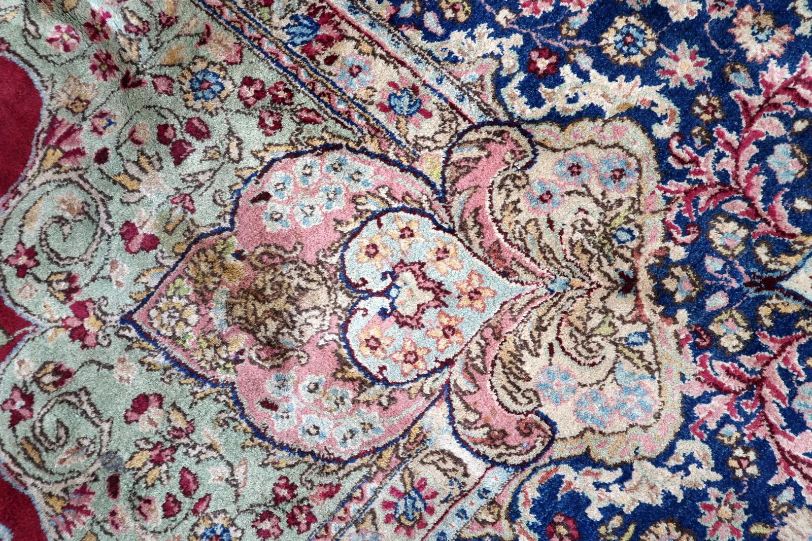 Antique 1920s Persian Kerman rug, floral medallion, red field, 273cm x 362cm