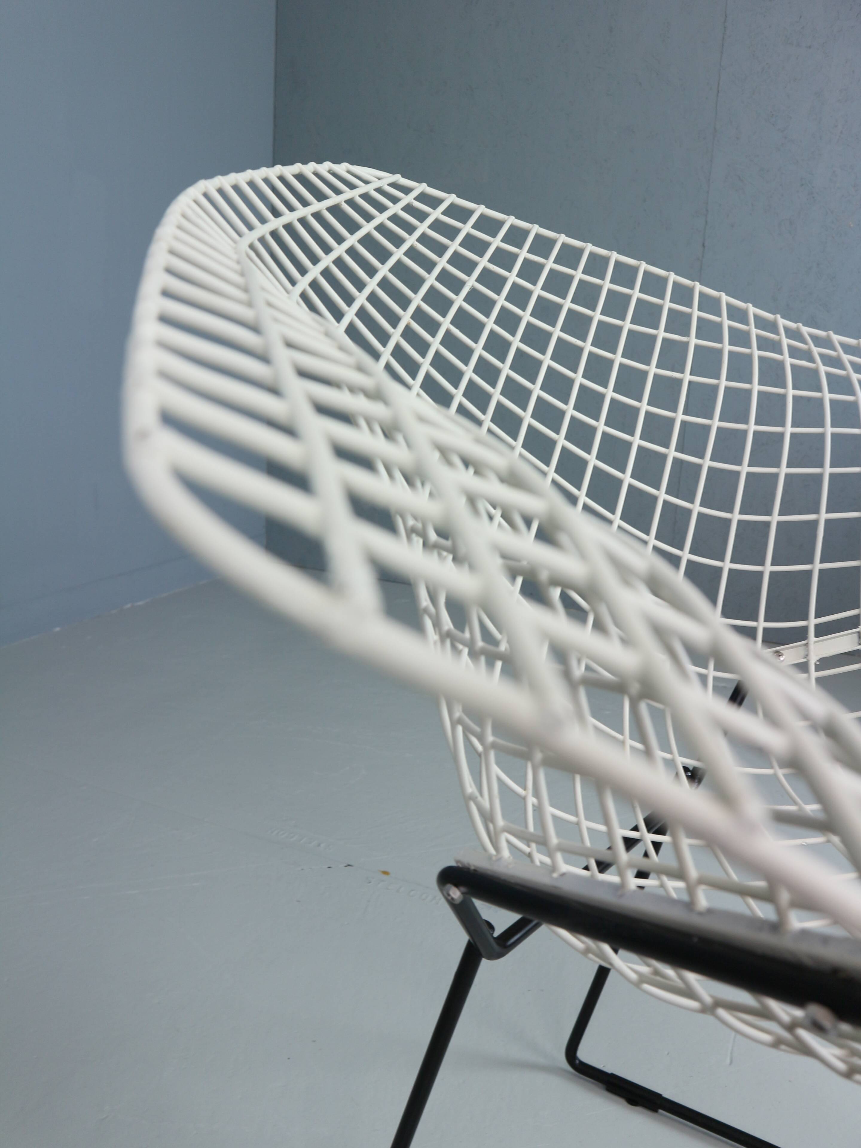 Set of two Diamond chair by Harry Bertoia in white & black metal. 1960s