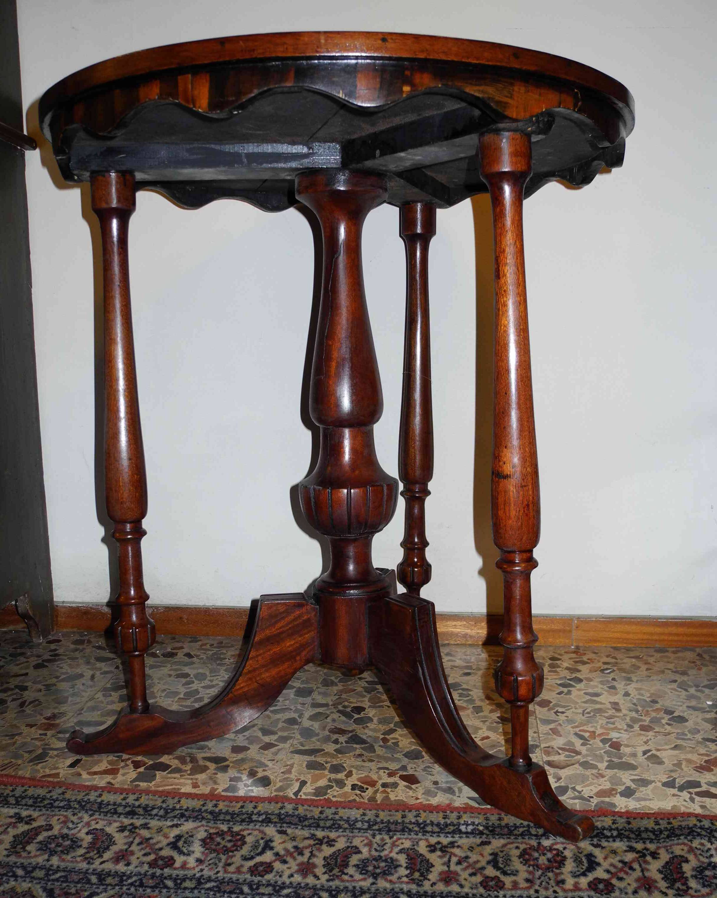 Antique English round table. Petite table ronde anglaise