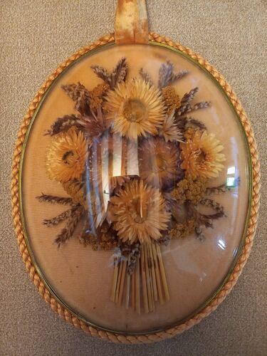 Vintage oval dried flowers frame