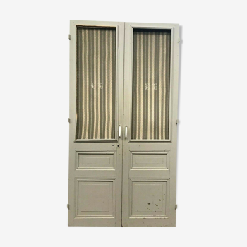 Double portes de placard panneautées et grillagées XX siècle