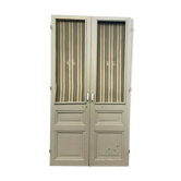 Double portes de placard panneautées et grillagées XX siècle