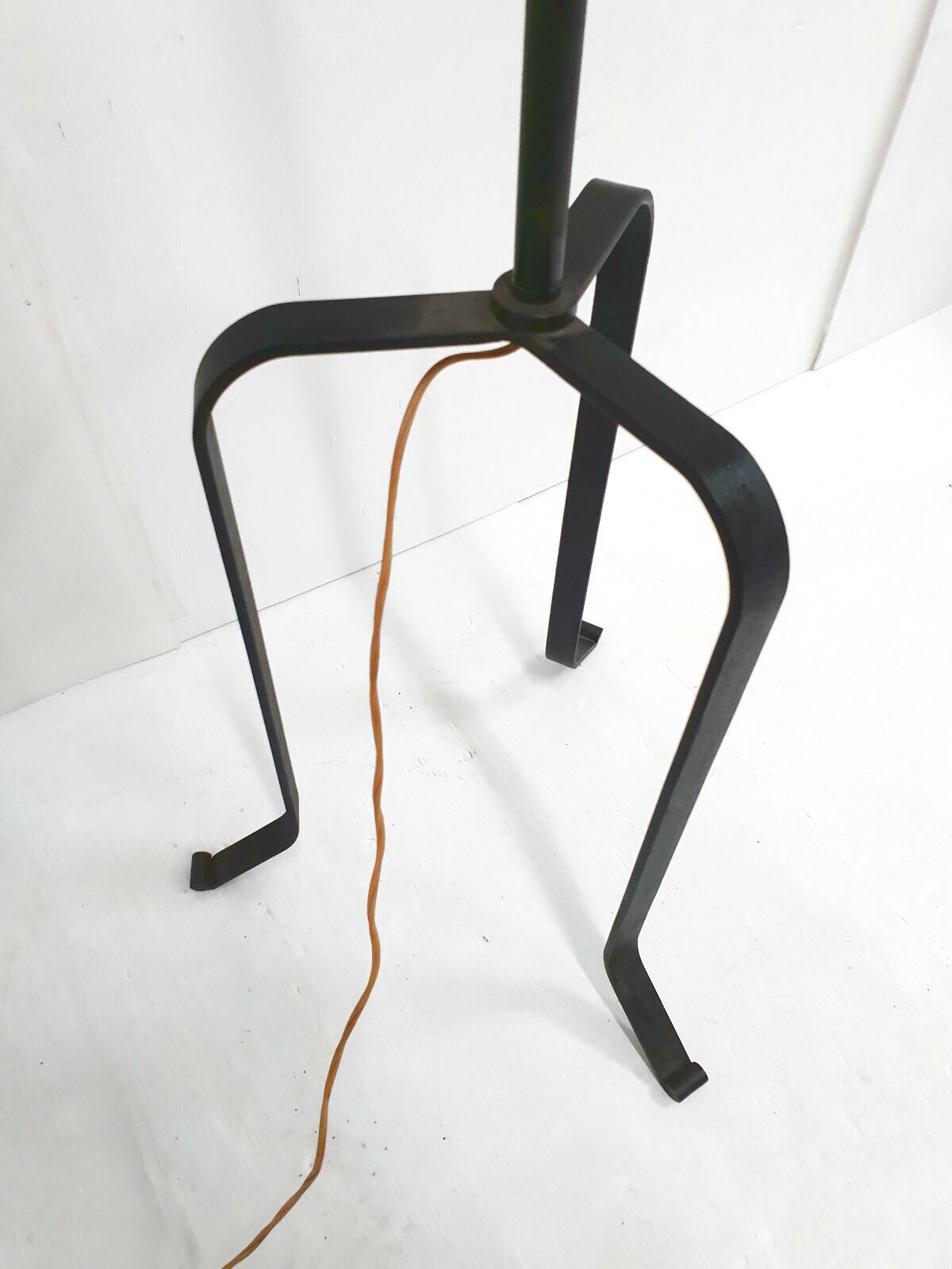 Lampadaire vintage francais tripode 1950 rockabilly metal perforee acier la