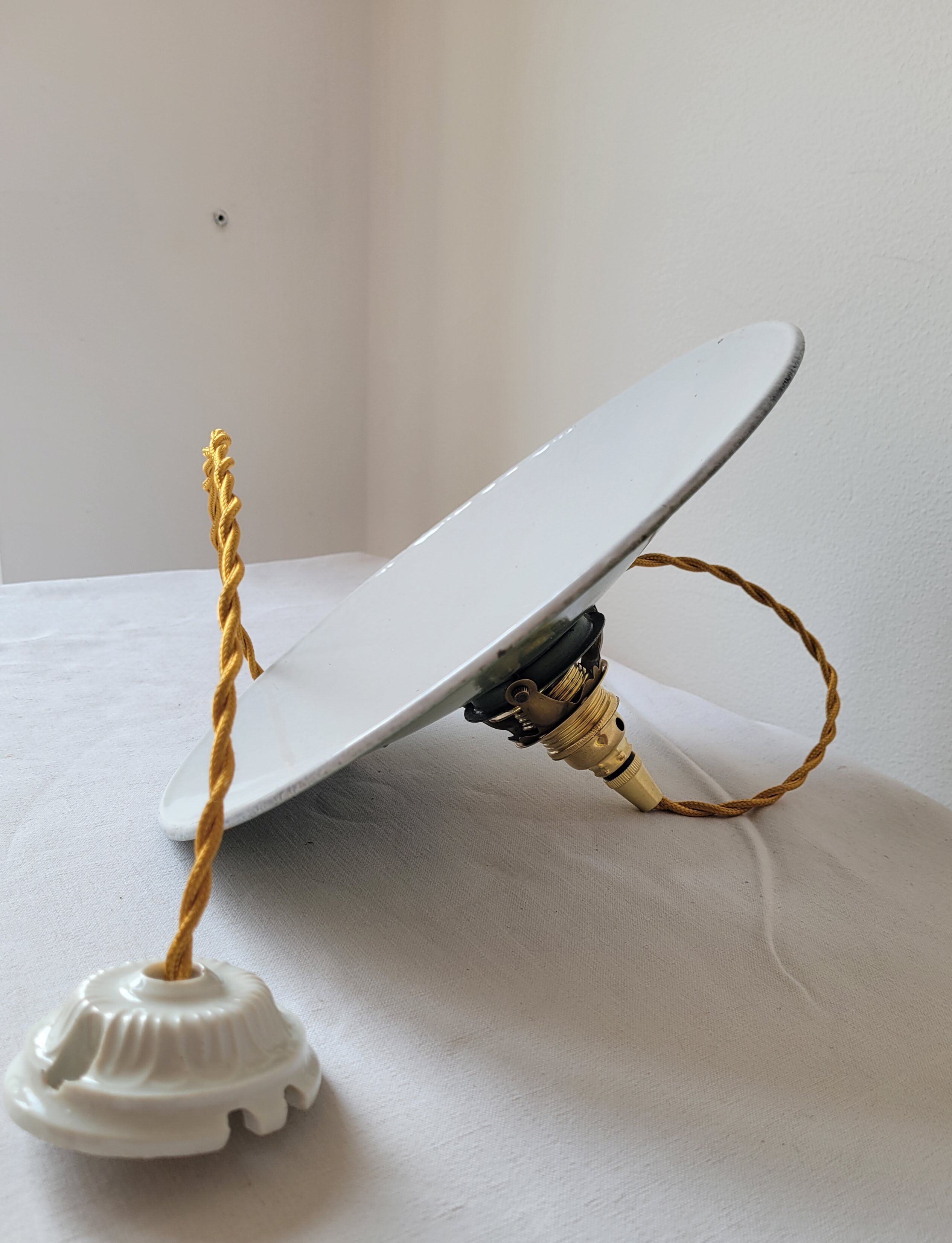 Workshop suspension in enamelled sheet metal