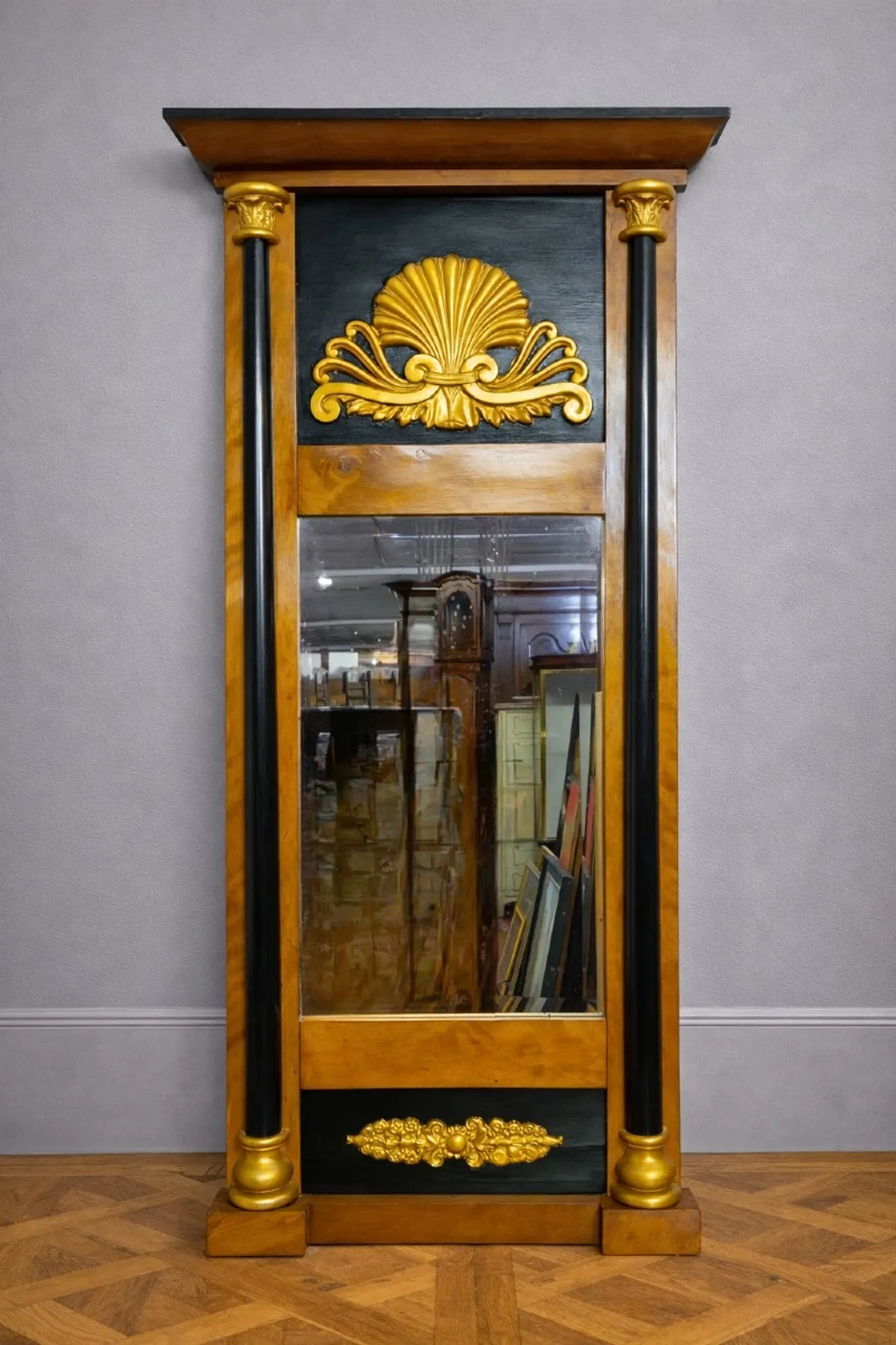 Empire period mirror in gilded and blackened wood – Shell pediment