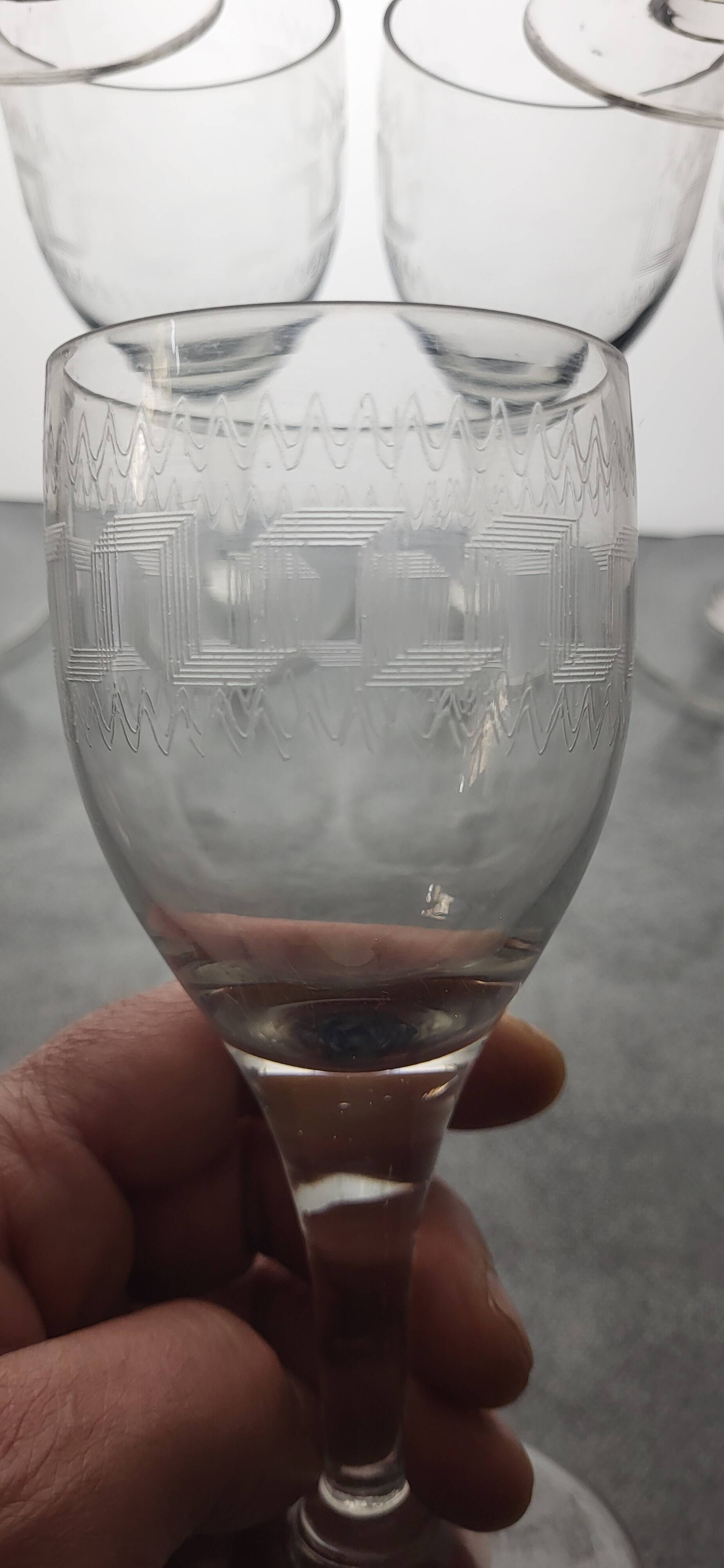 7 verres à vin décor à la grecque