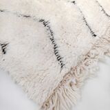 Moroccan Berber carpet Beni Ouarain ecru with black diamonds engraved 300x203cm