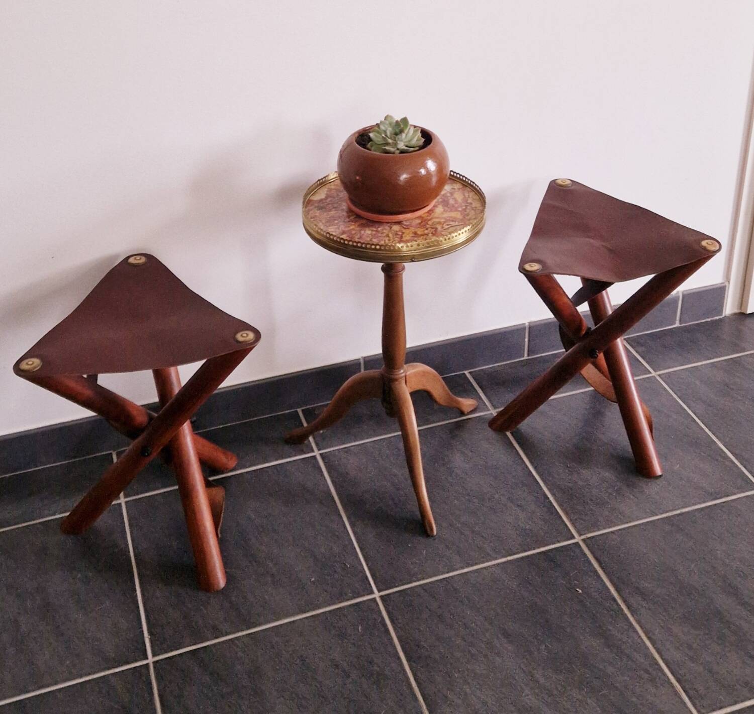 Ensemble de tabourets tripode teck et cuir