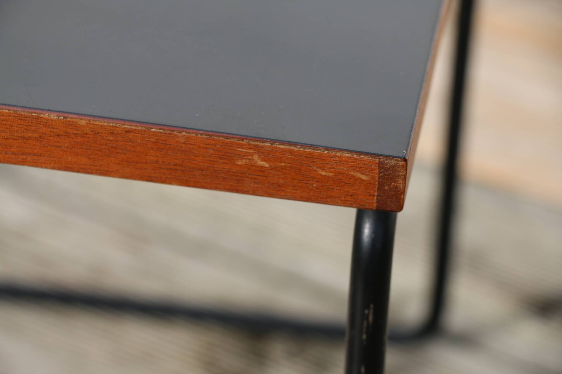 Flying coffee table Guariche Steiner