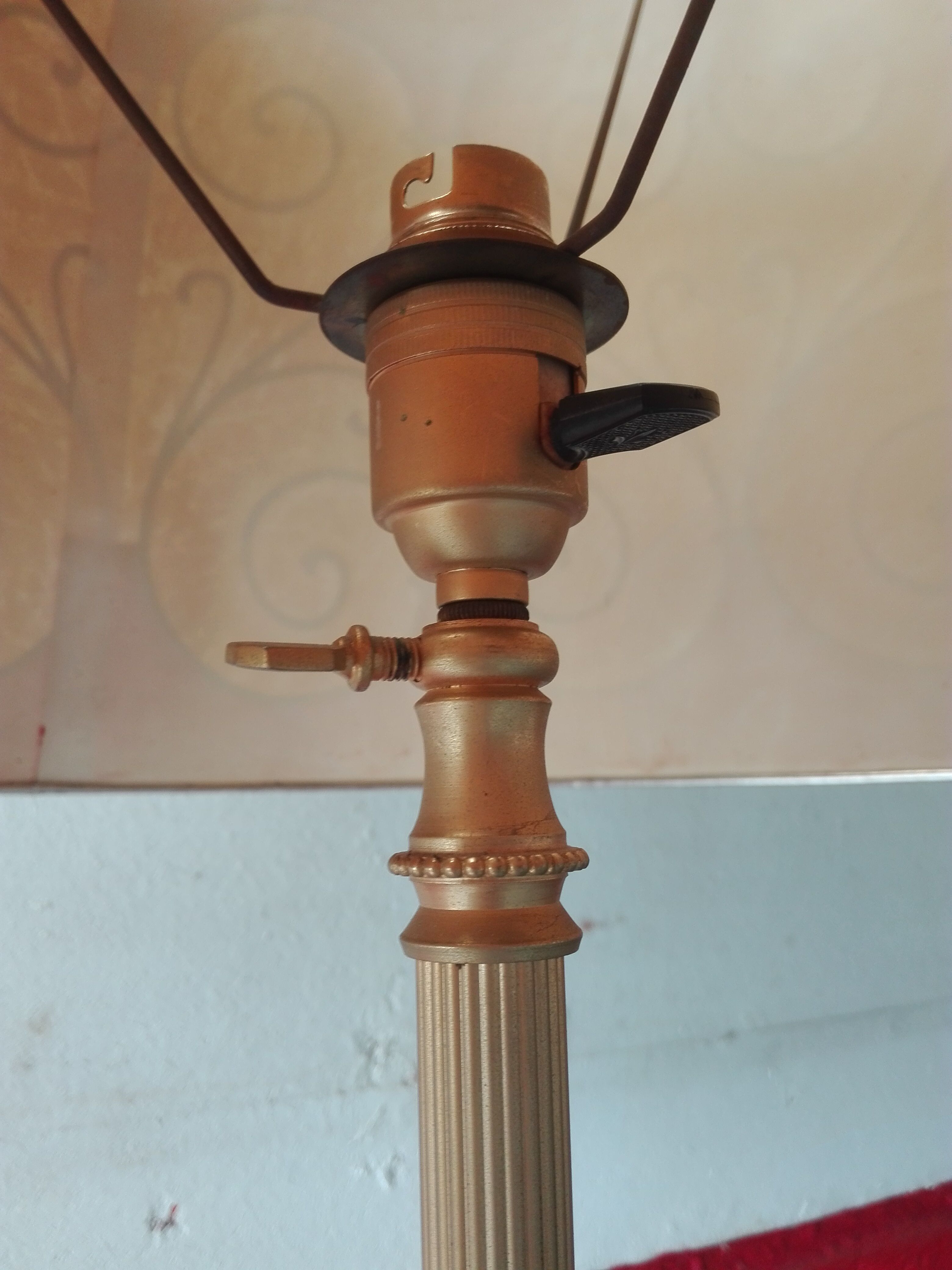 Lampadaire doré tripode
