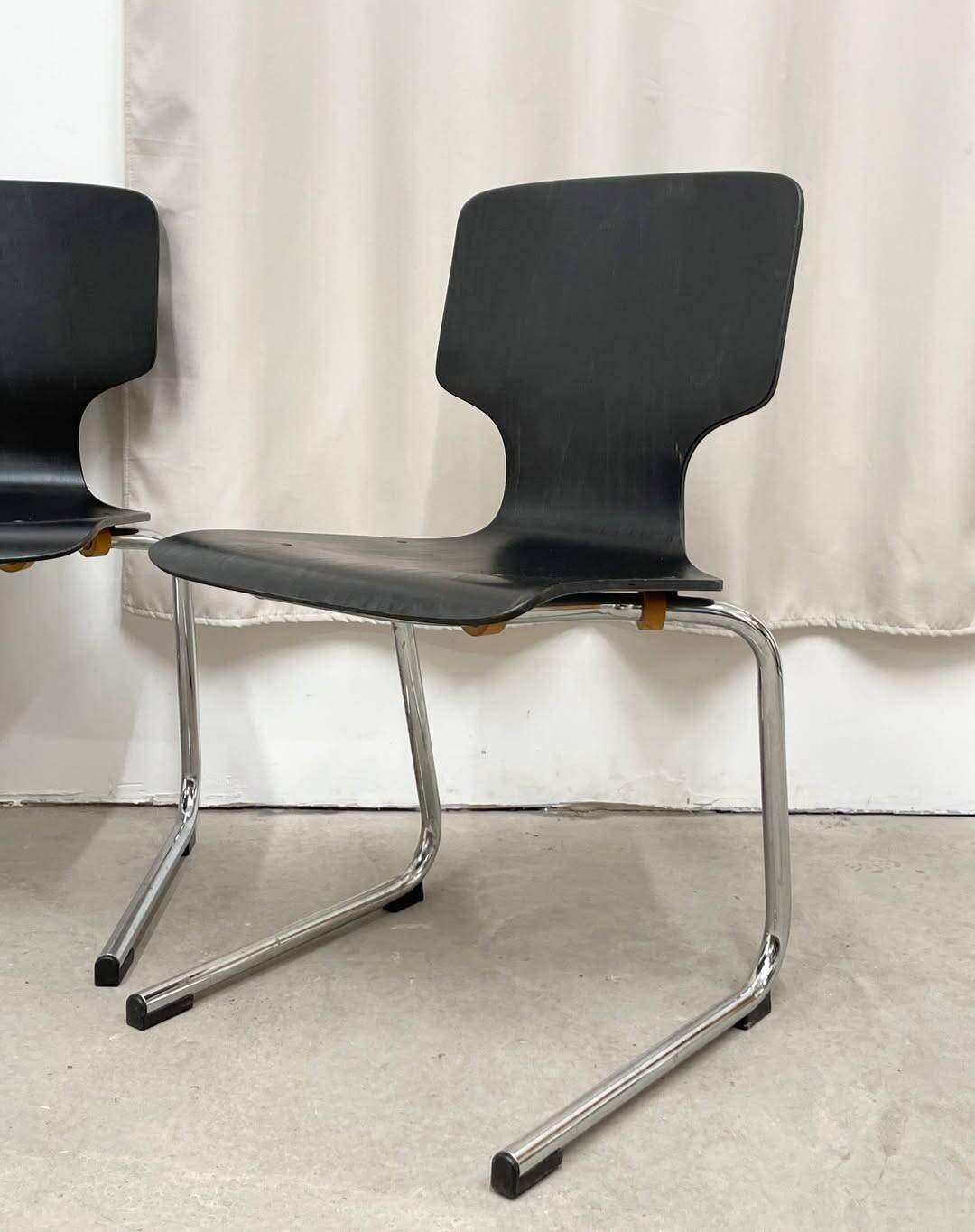 5 vintage chairs in black thermoformed wood