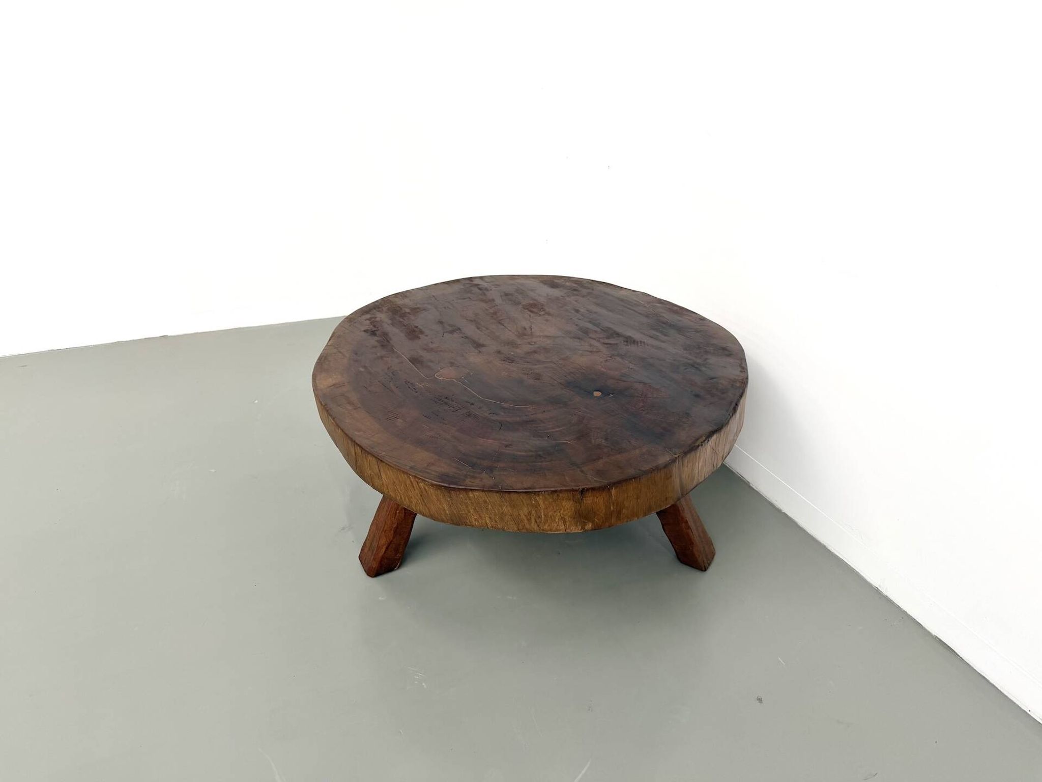 Table basse brutaliste en teck massif, slab monolithique, piètement tripode