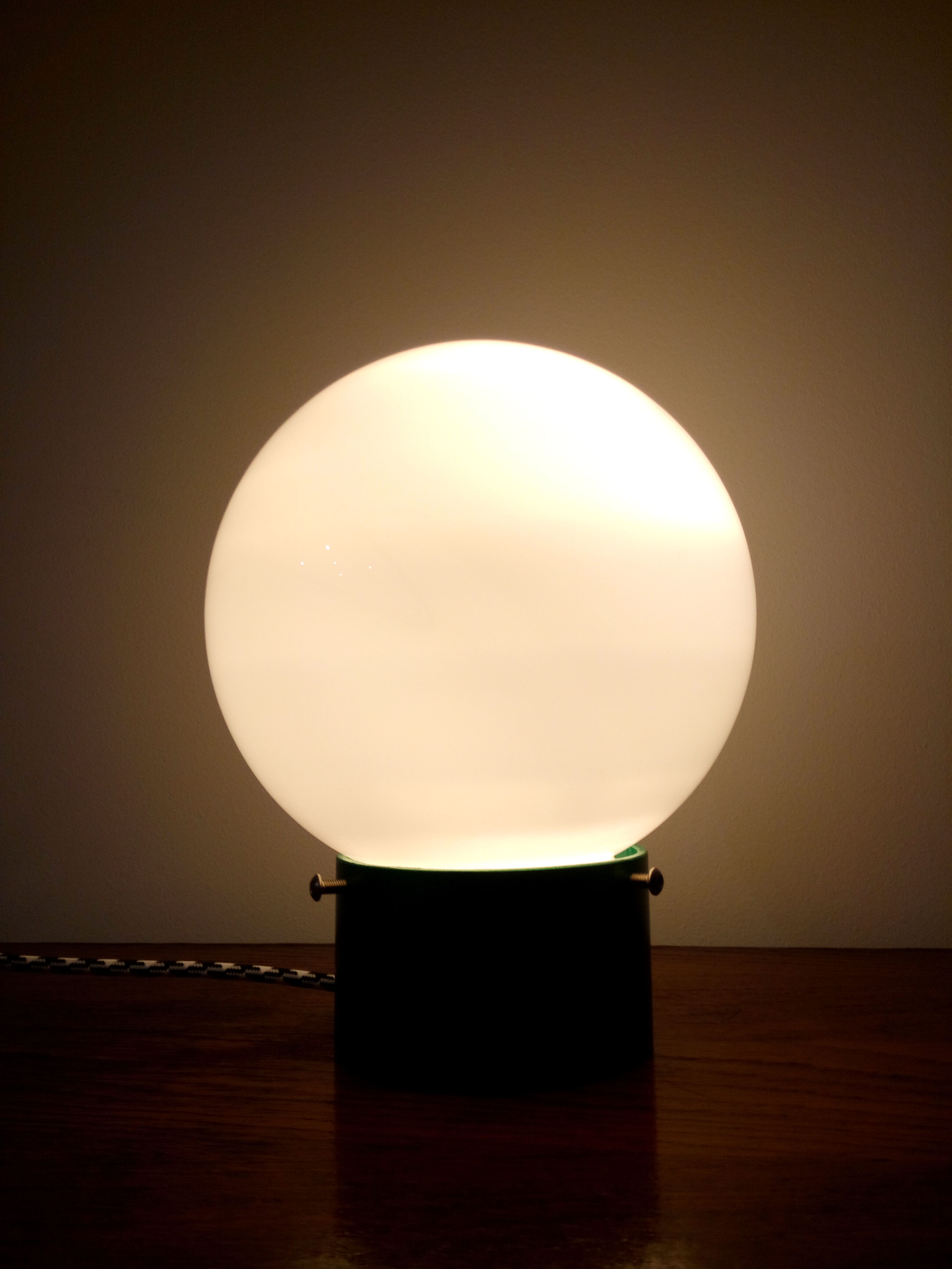 Opaline globe-laying lamp