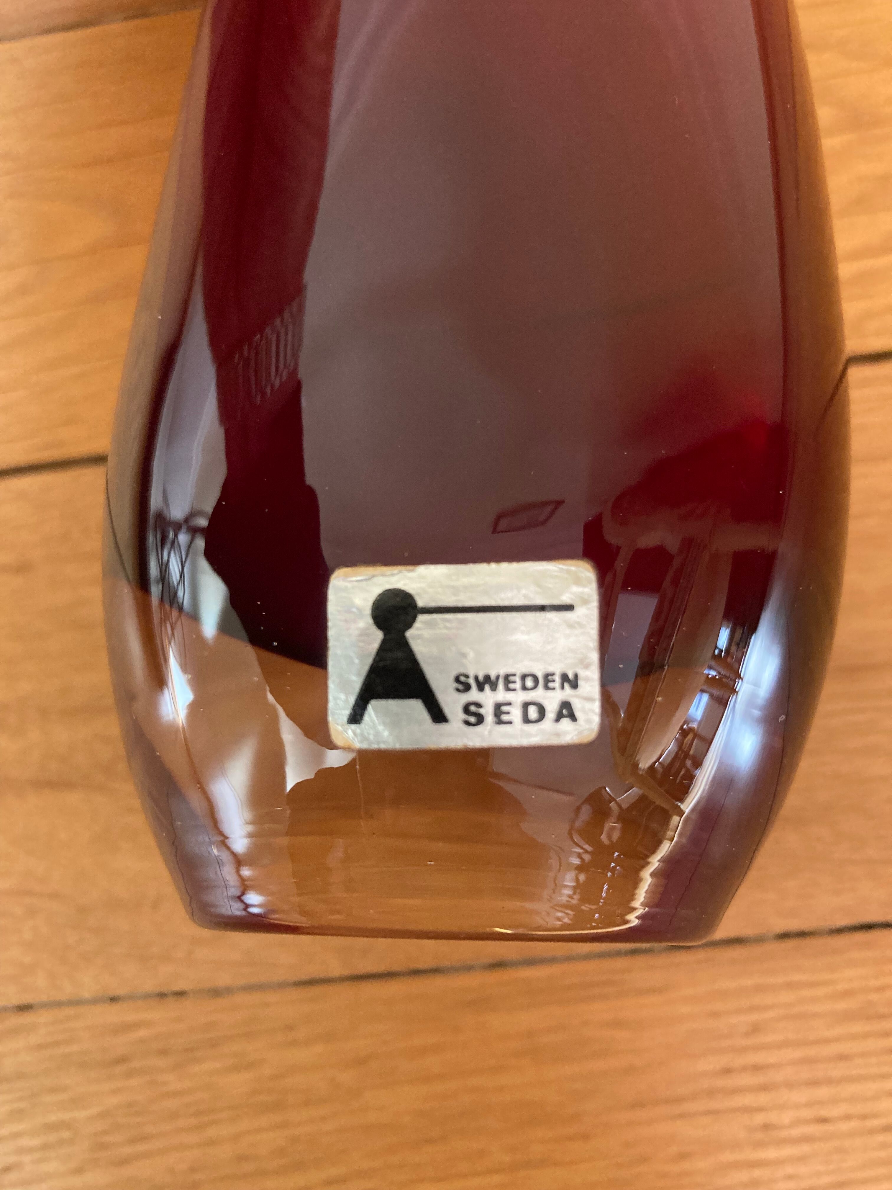 Vase scandinave verre rouge Sweden Seda