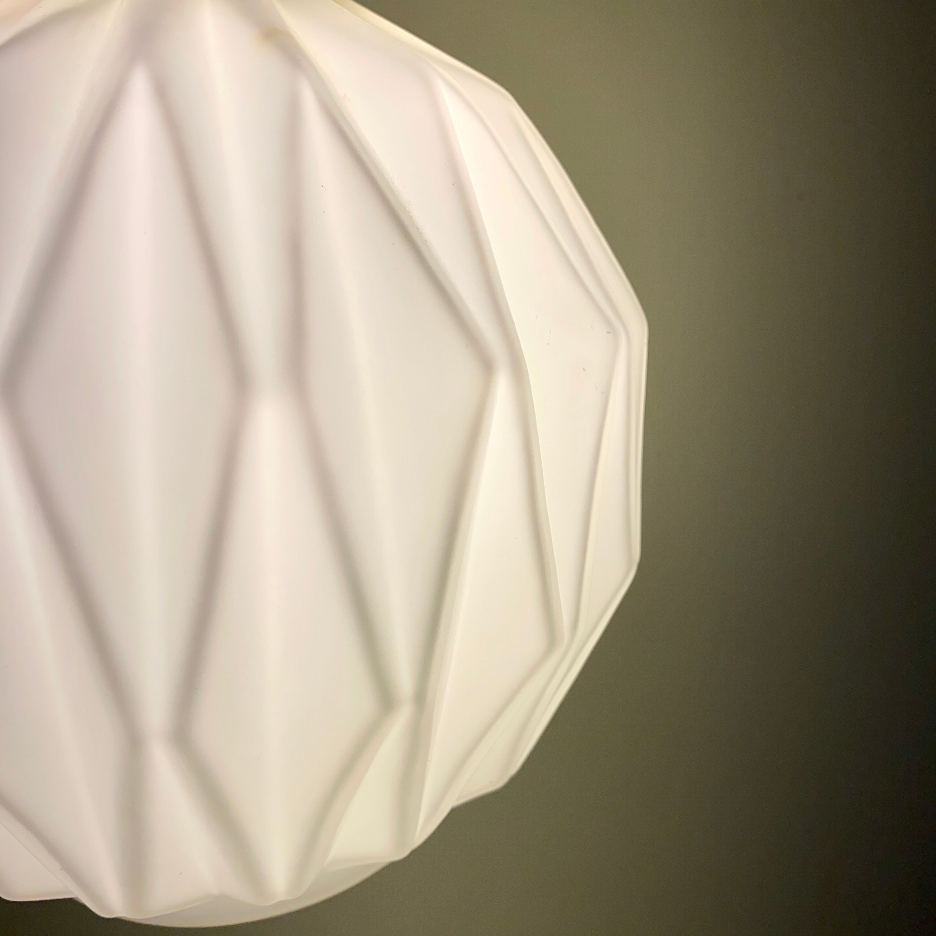 Vintage origami globe pendant lamp in white opaline