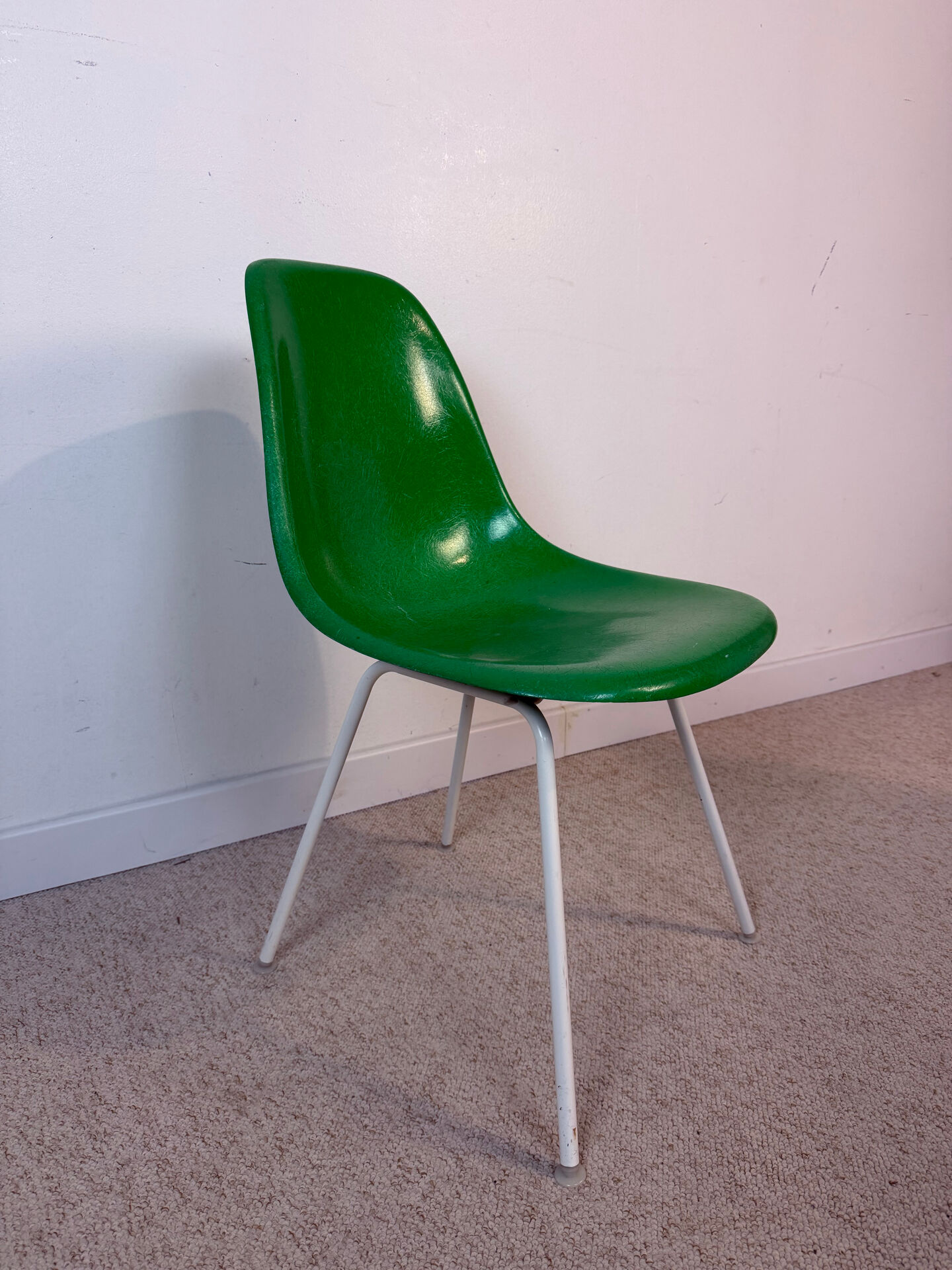 Set of 5 Eames Herman Miller chairs in fibreglass.