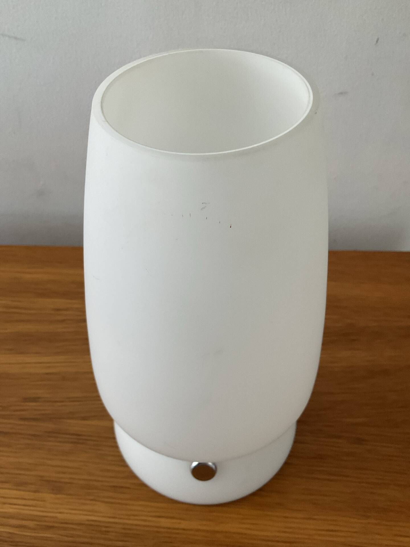 Small touch lamp in opaline from the 1980s.