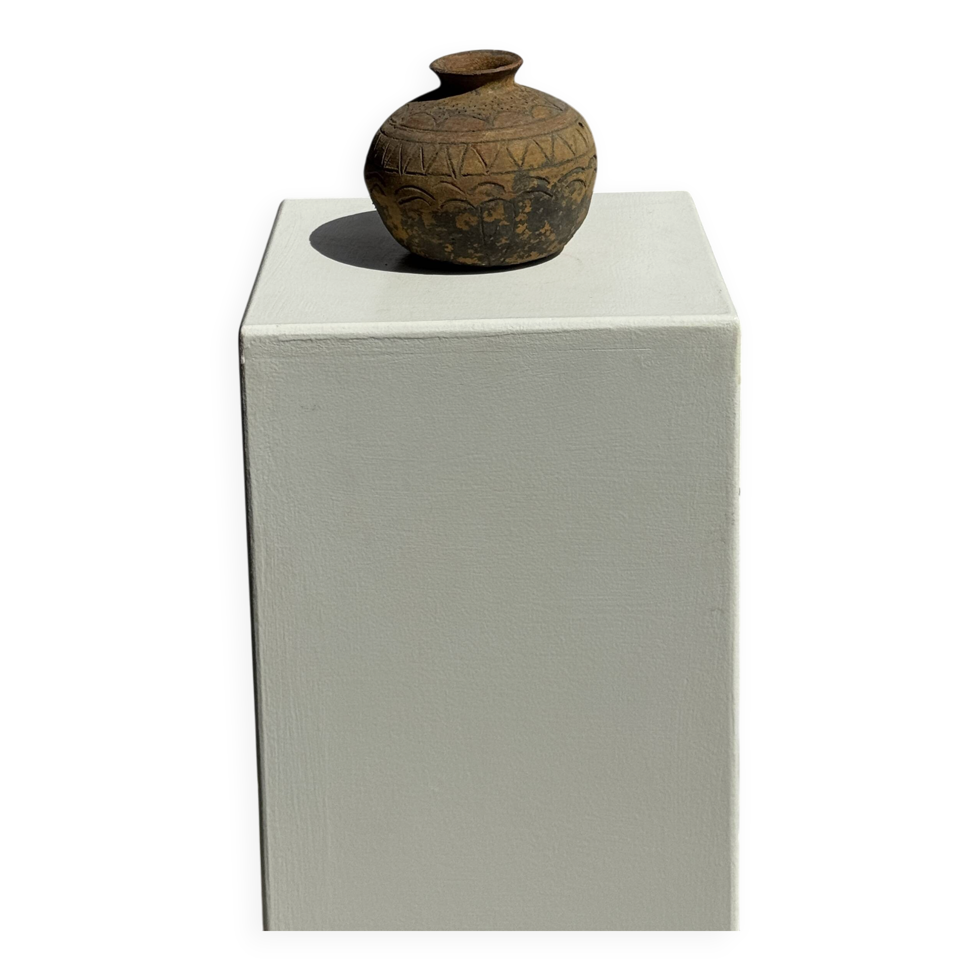 Small round ancient vase in engraved terracotta, Indonesian polychromy H10 D1