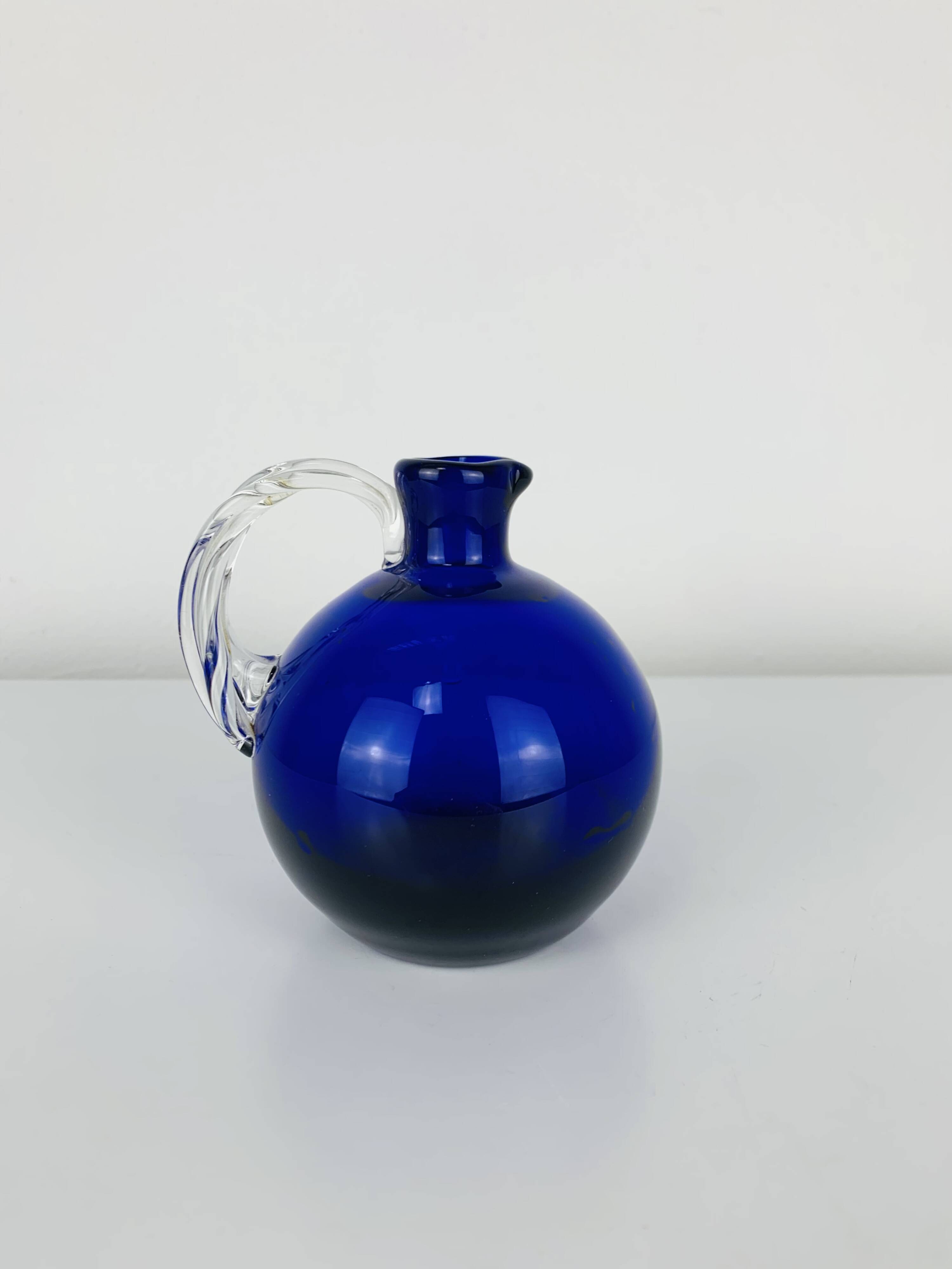 Vase rond verre de Murano bleu, anse torsadée, vintage