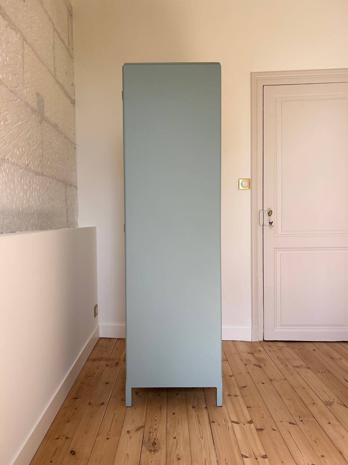 1-door wardrobe / locker room revisited in Almond (Resource)