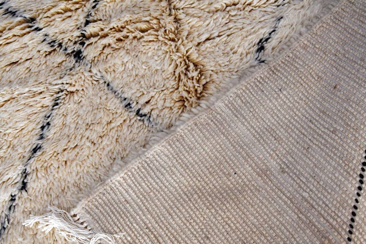 Beni Ouarain Moroccan Berber rug with black diamonds New 210 x 140 cm