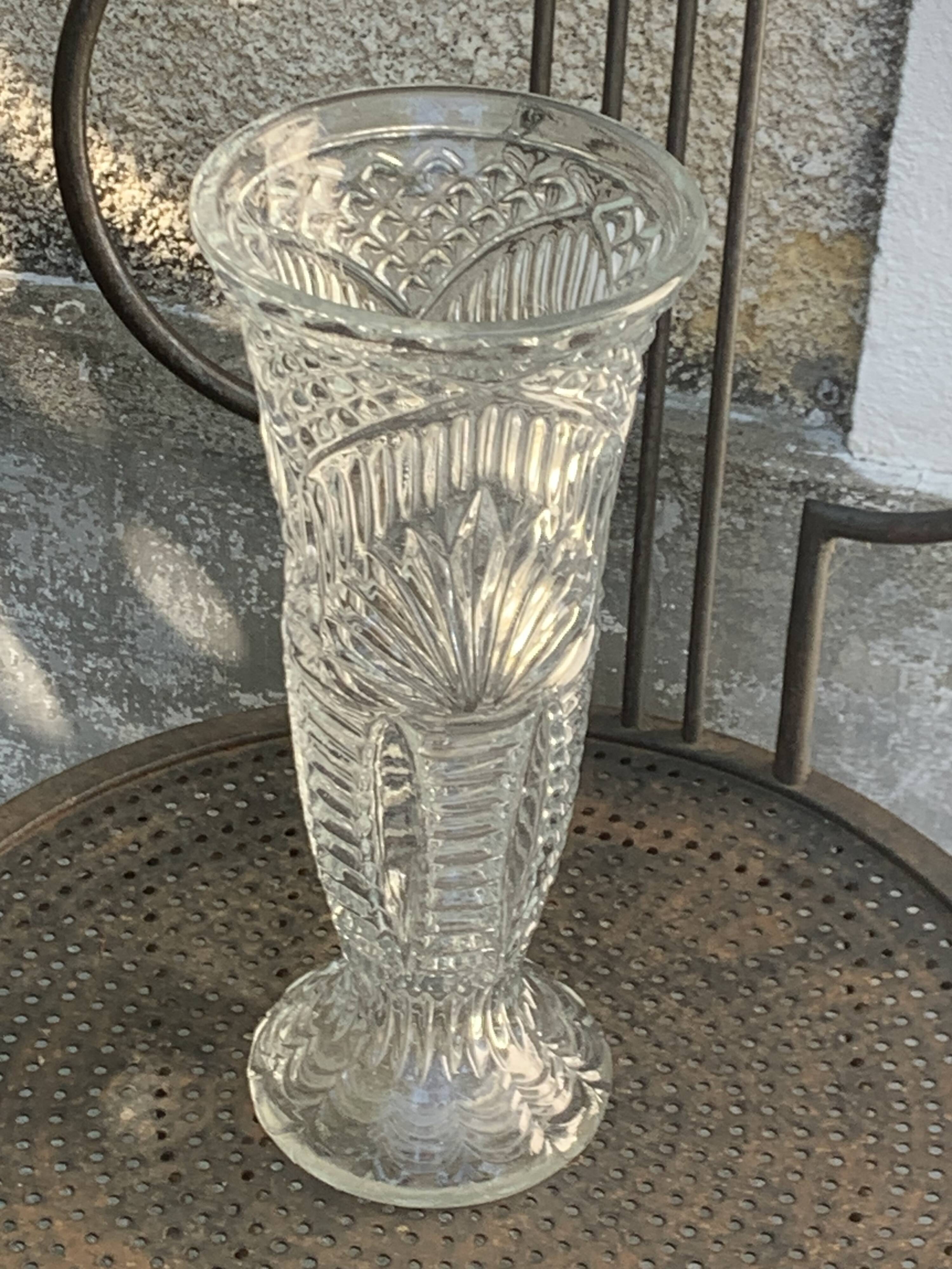 Lot de deux grands vases en verre transparent moule, sur pieds, vintage