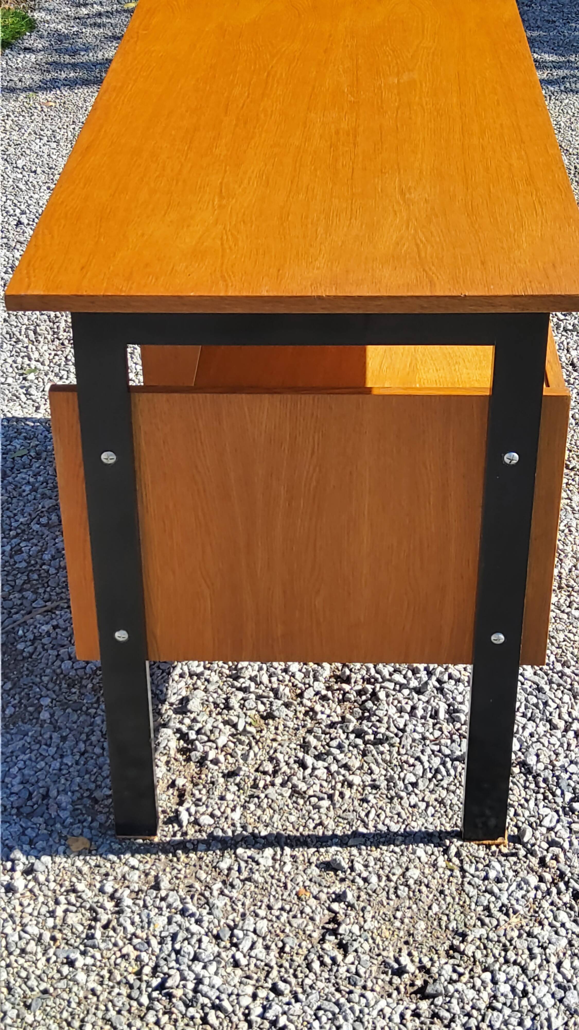 Bureau vintage en chêne blond piètement en bois noirci des années 50