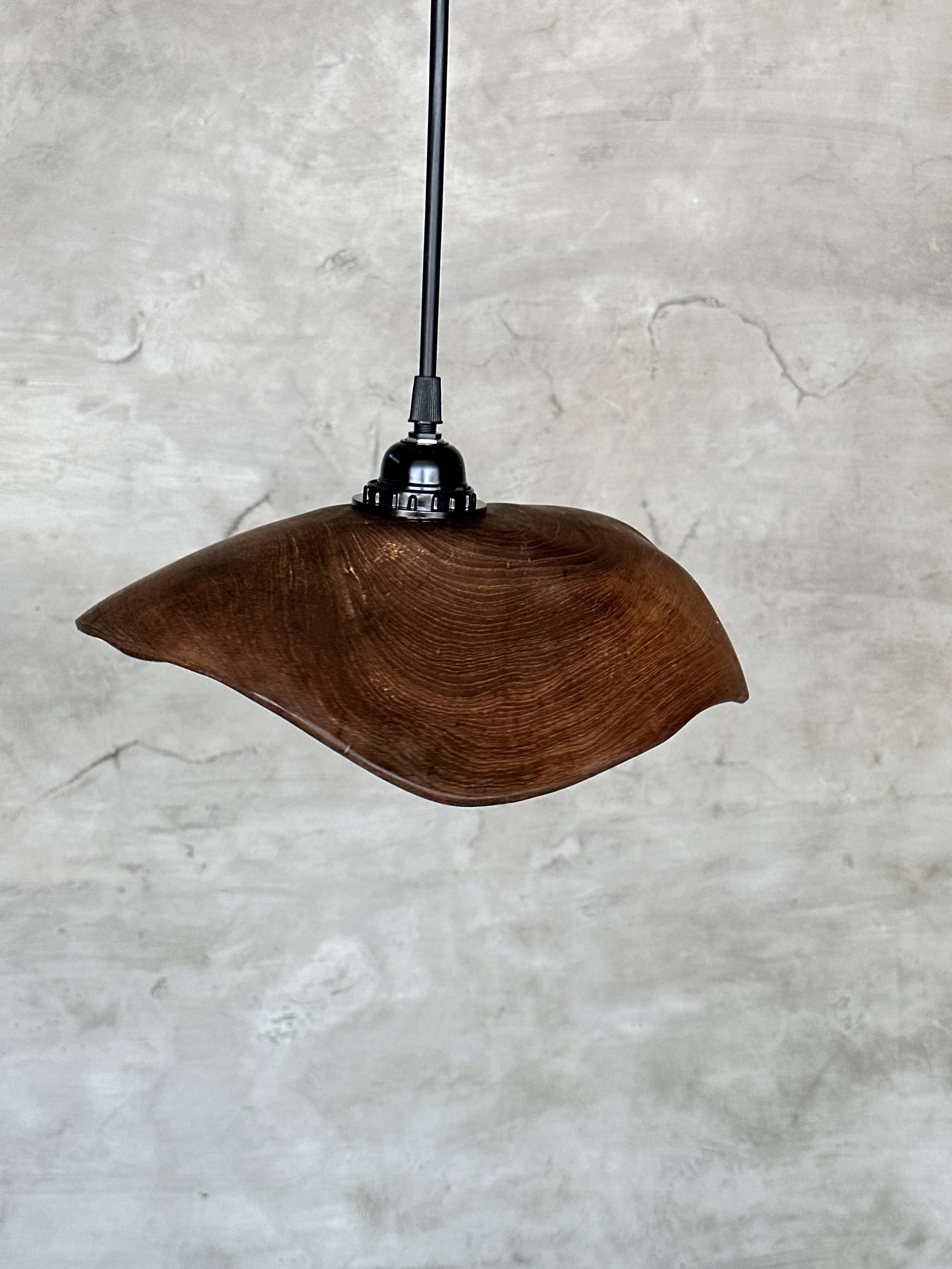 Small pendant light in corrugated teak leaf (Small D:30 H:20)