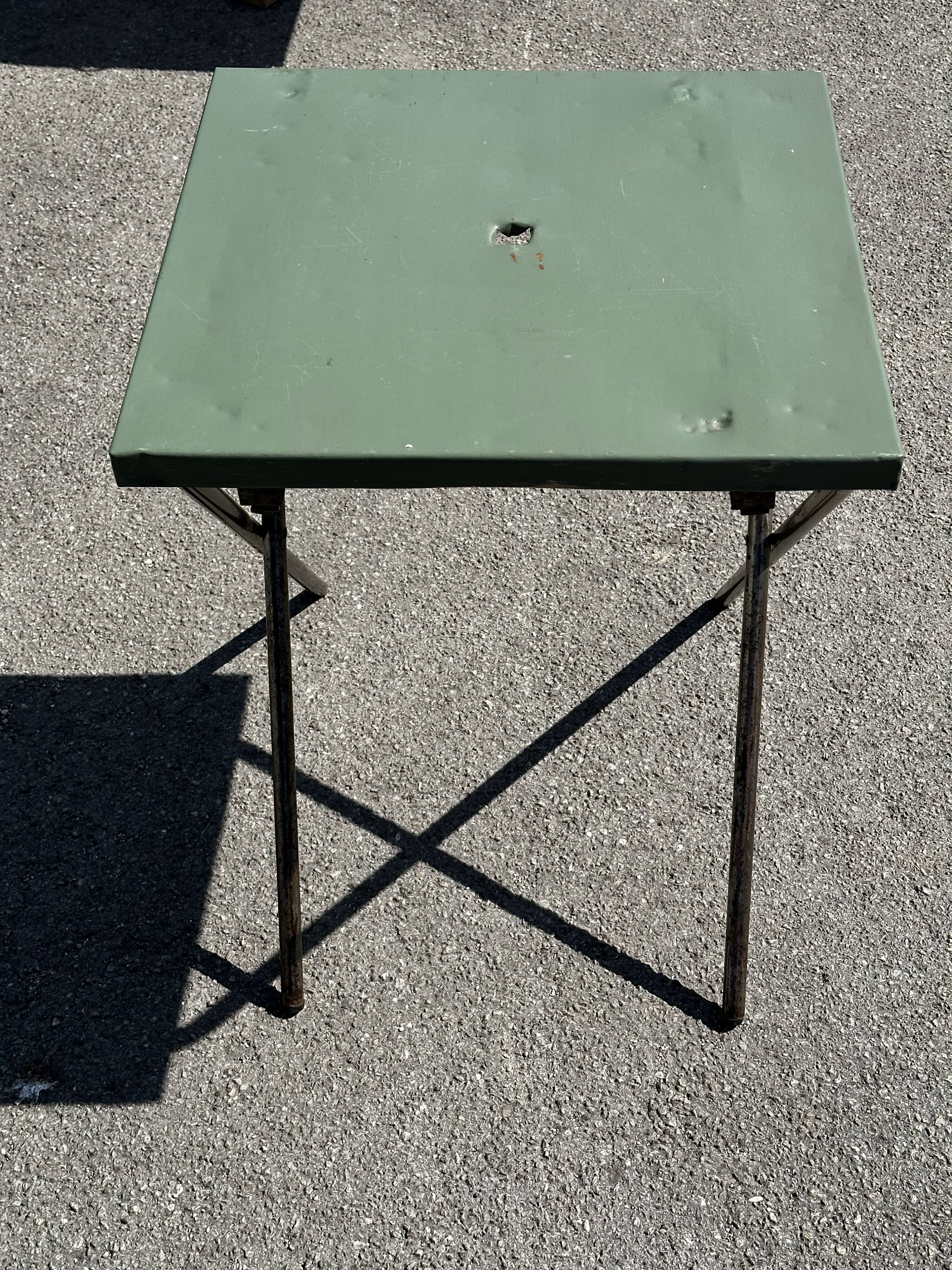 Table de jardin ou bistro pliante en tôle kaki début années 50