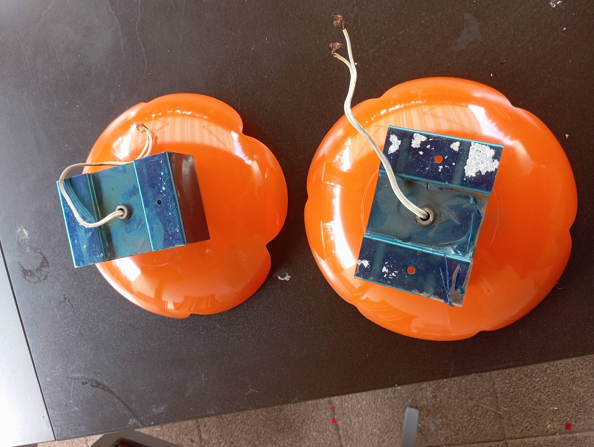 Vintage orange flower wall light, diameter 25.5 cm.
