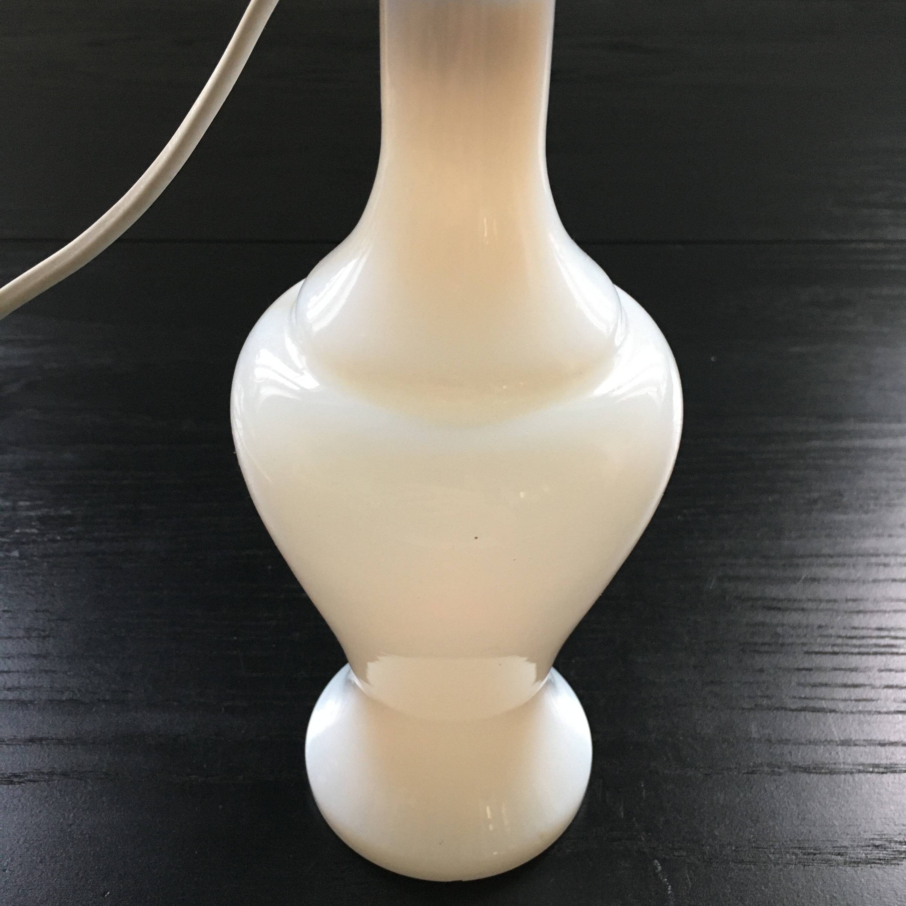 Lamp base in white opaline.